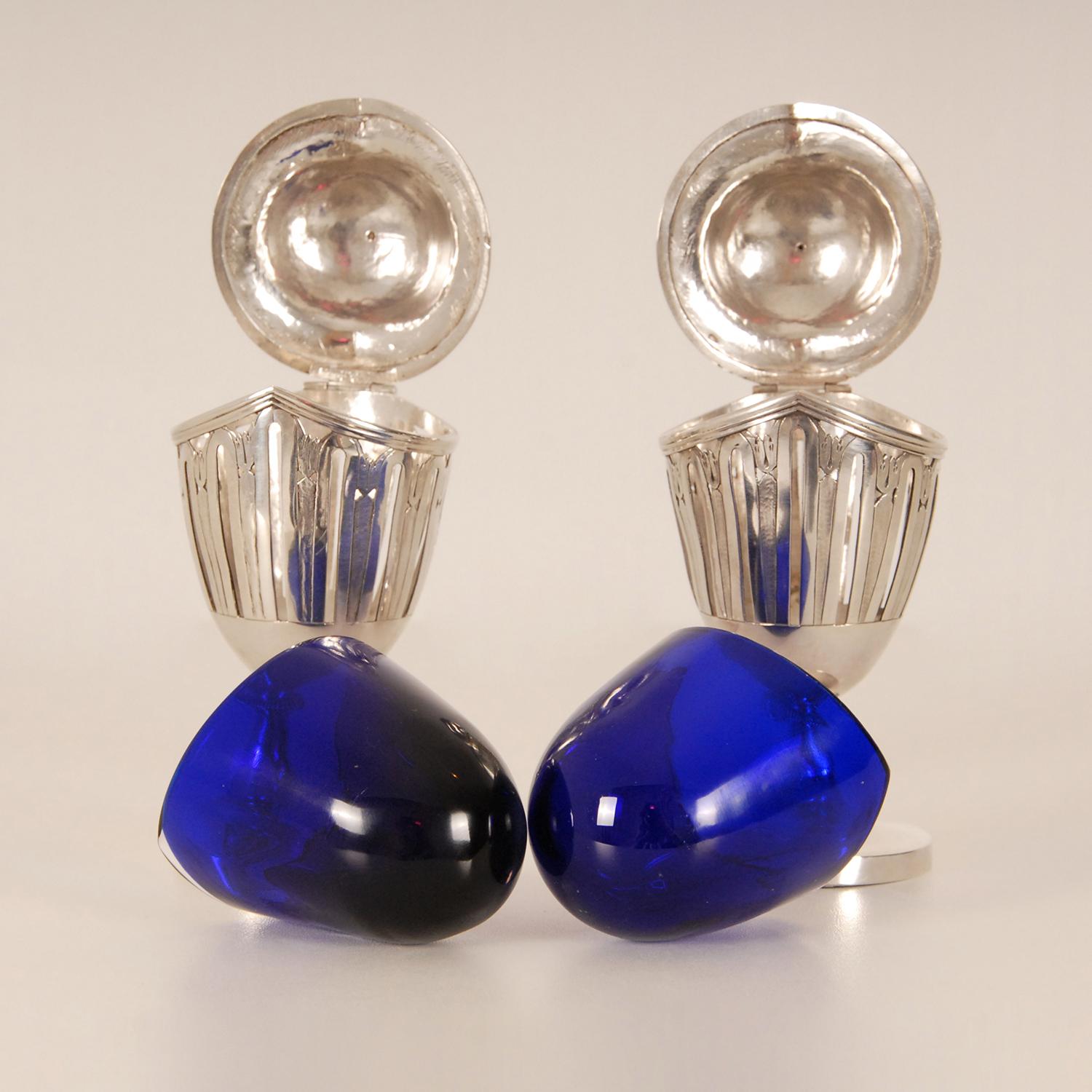Argent Paire de pots à moutarde en argent géorgien de style 1st Empire avec éclairages en verre bleu en vente