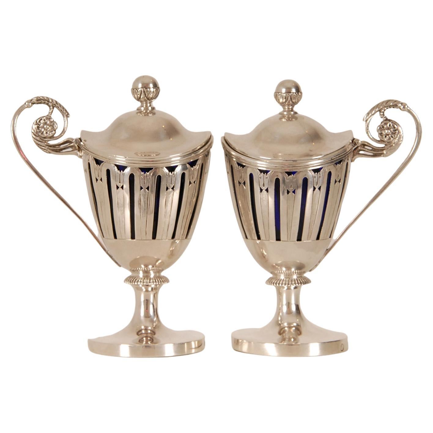 Recipientes de plata georgianos para mostaza Revestimientos de cristal azul Vajilla del 1er Imperio un par