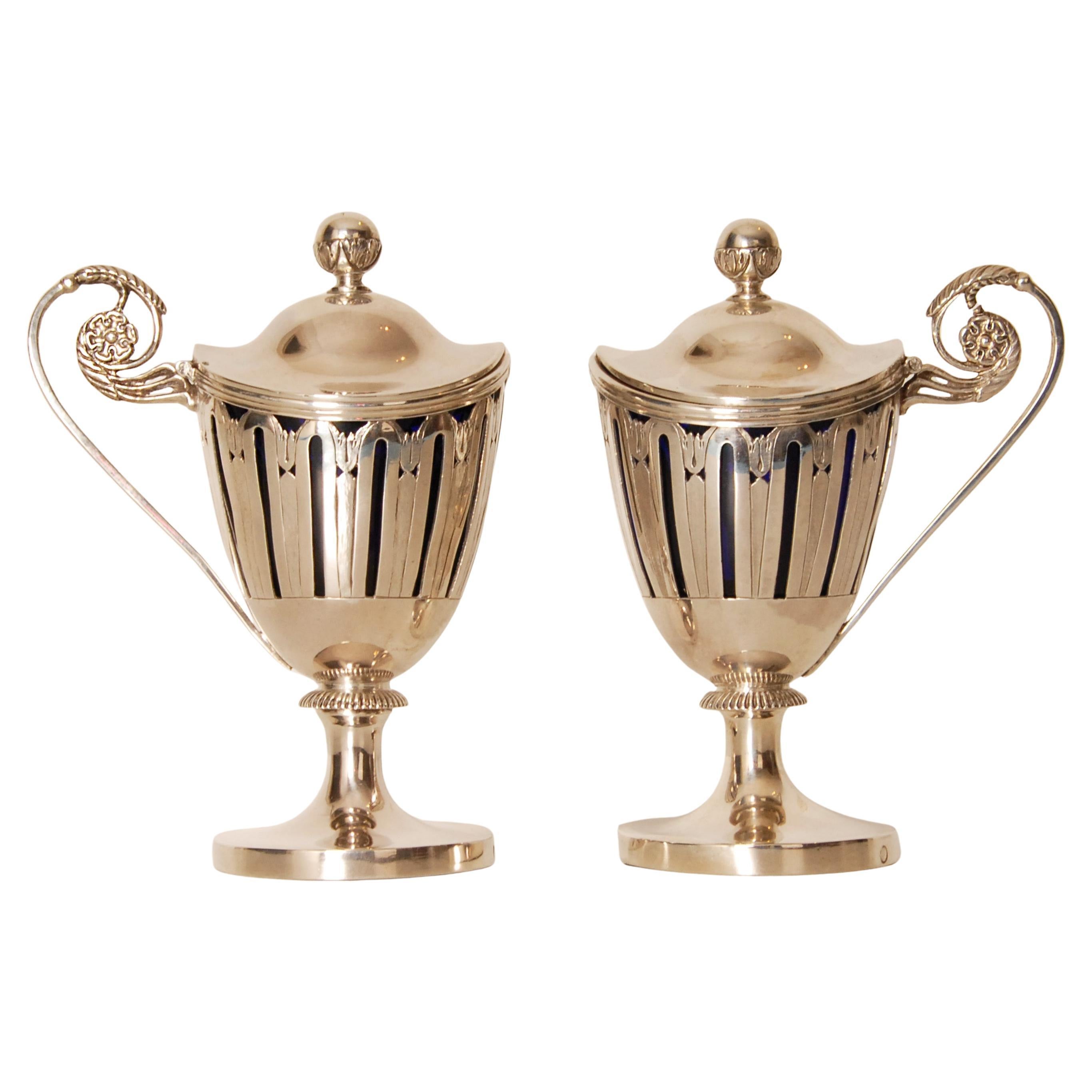 Pentole di senape georgiane in argento con rivestimento in vetro blu, un paio di stoviglie del primo Impero