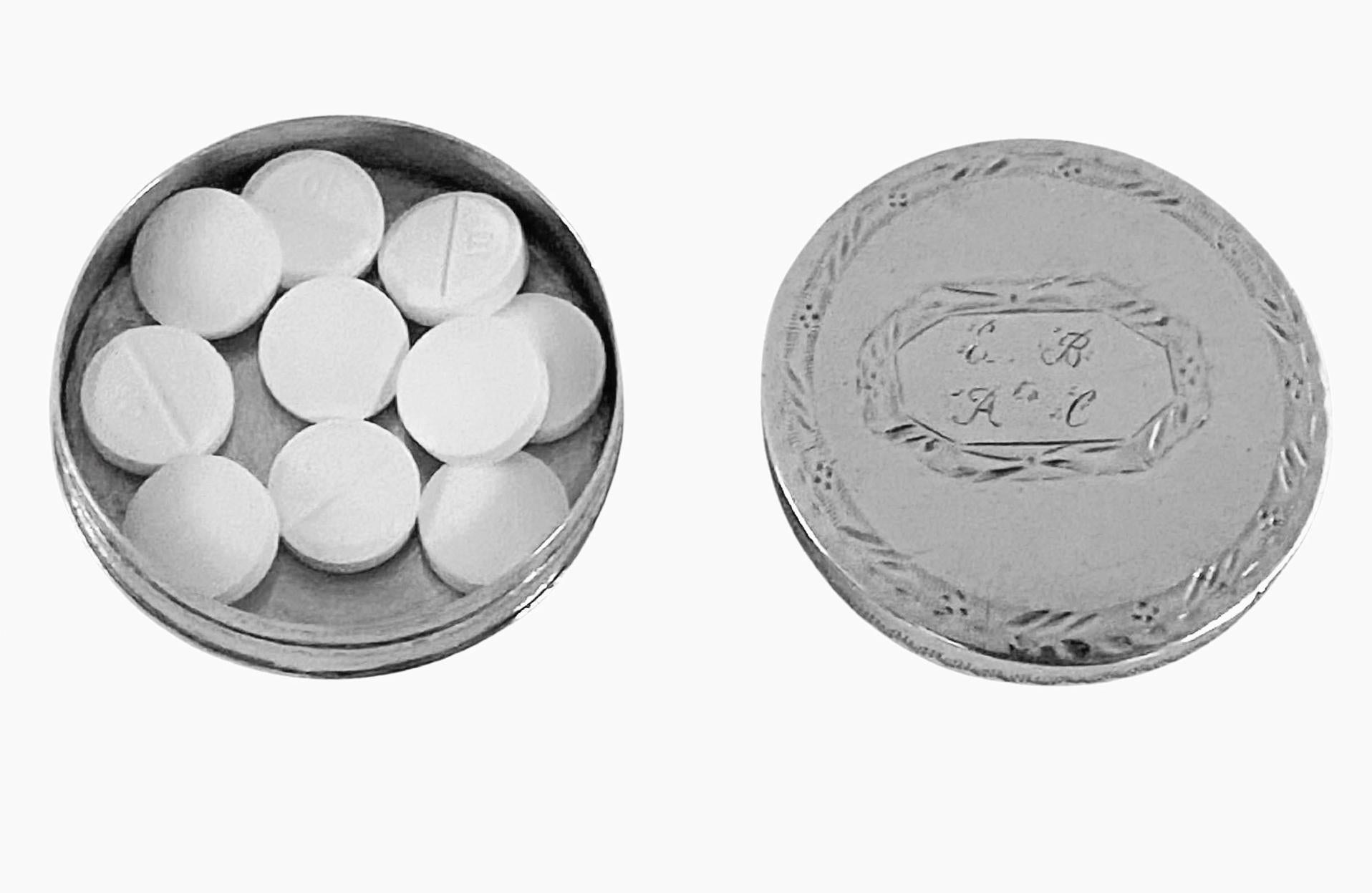 Boîte en argent de style géorgien Birmingham 1793 Joseph Taylor. Merveilleuse petite boîte, à l'origine pour les patchs, mais idéale aujourd'hui comme boîte à pilules, avec un joli couvercle bien ajusté. Motif de feuillage gravé et piqué sur le