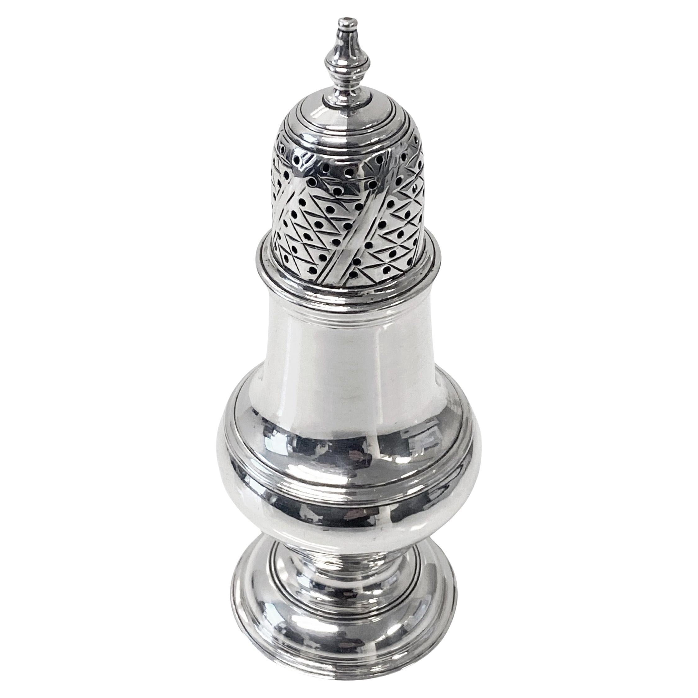 Poivrier géorgien en argent Londres 1768 A James Daniell et James Minz.