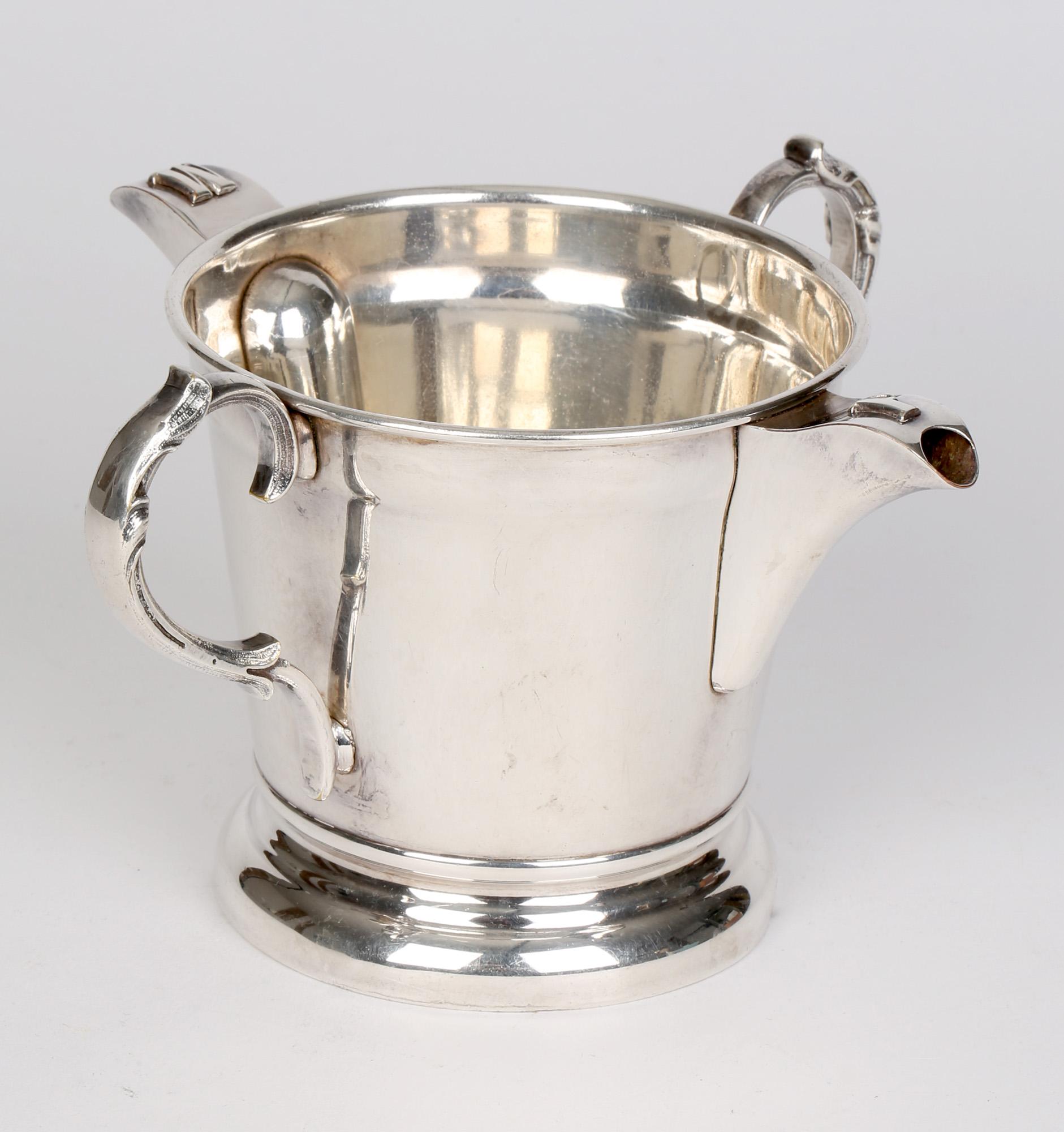 Raro separador de salsa con dos asas bañado en plata georgiana Hecho a mano en venta
