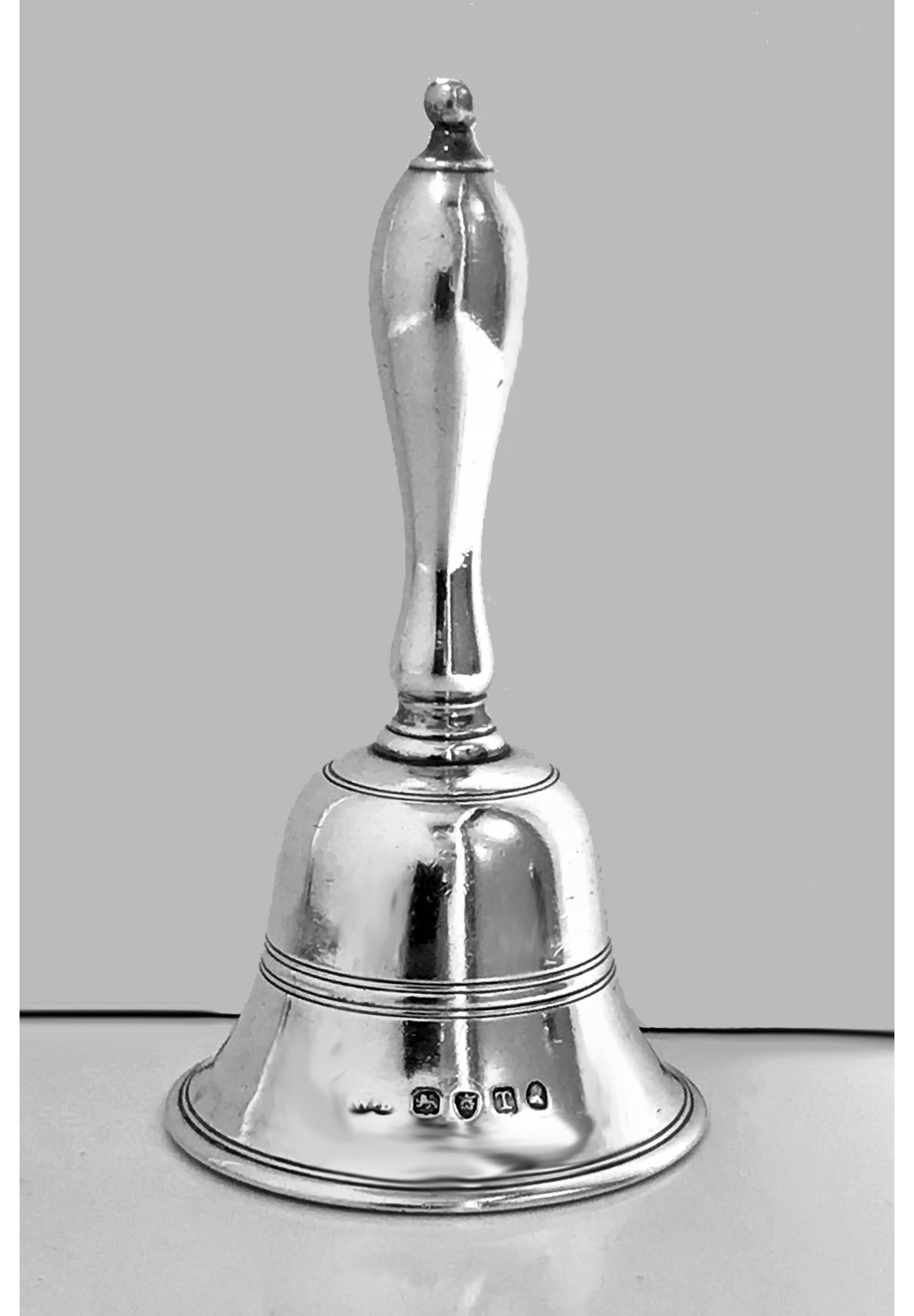 Georgian silver table dinner bell, London, 1814, William Bateman. The bell of plain round body with reeded borders, baluster handle, original silver clapper. Measures: Height 4.5 inches. Weight 3.72 oz. Full hallmarks and lion passant to clapper.