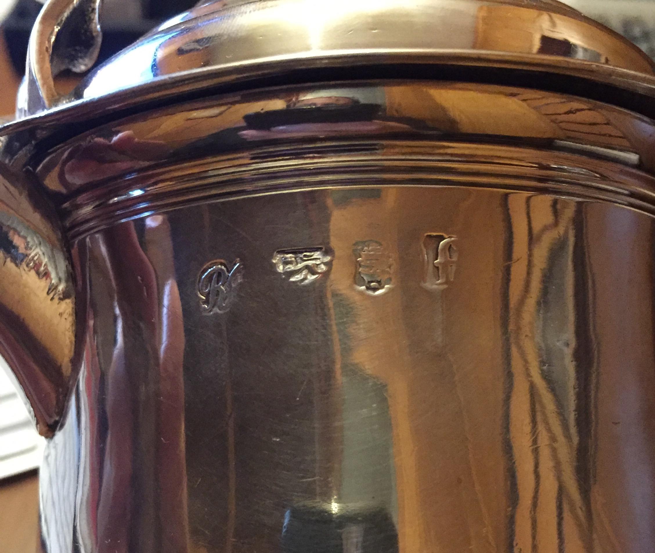 Georgianischer Silberkrug, Marke von Robert Brown aus London 1741, oben und auf der rechten Seite mit den typischen Zeichen des englischen Silbers versehen, dem Löwenkopf der Stadt London und dem Buchstaben f, was bedeutet, dass er zu diesem