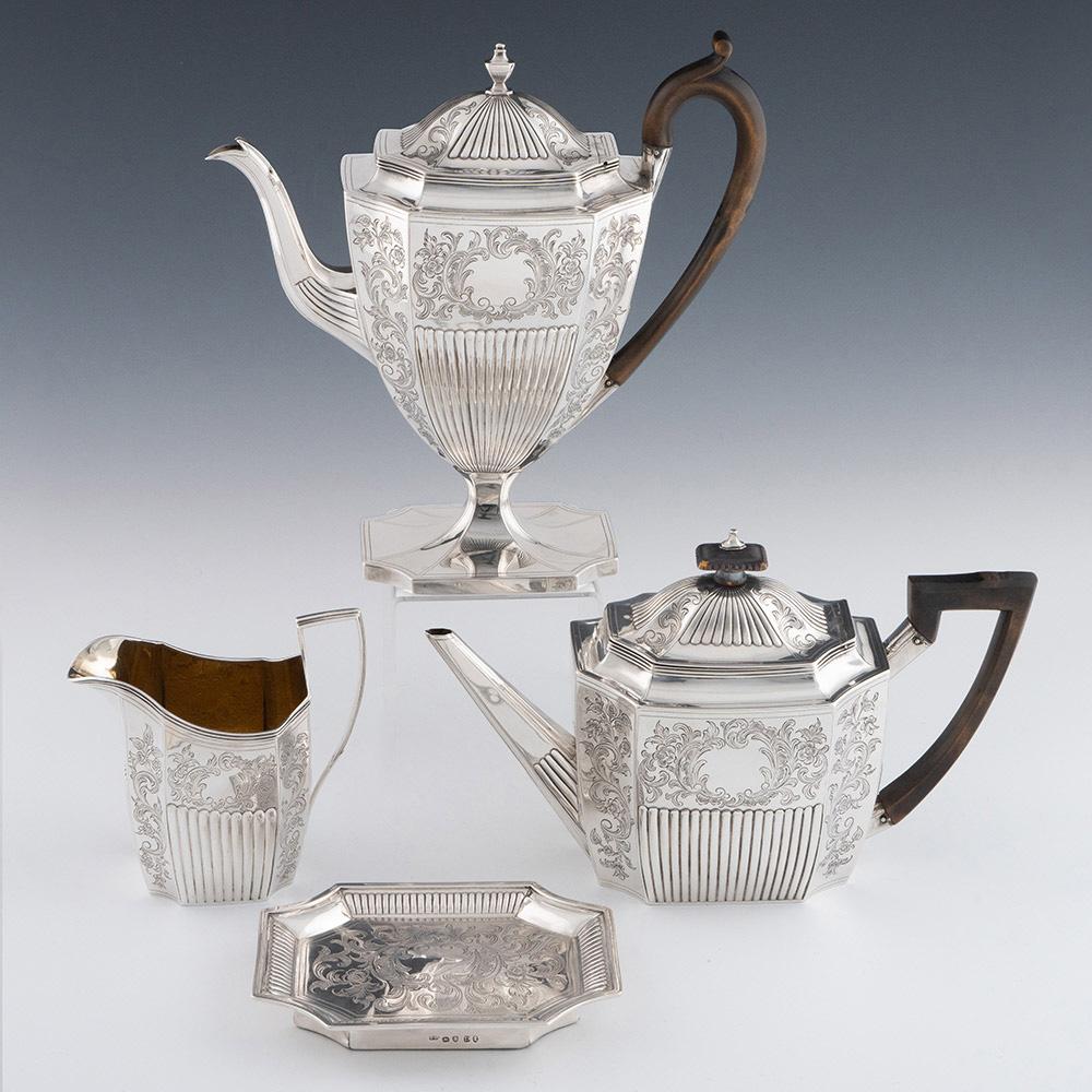 Encabezamiento : Juego de té georgiano de plata de 1799
Fecha : Matasellado en Londres en 1799 para John Robins
Periodo : Jorge III
Origen : Londres, Inglaterra
Decoración : Incluye tetera, jarra de agua caliente, jarra de crema y soporte para