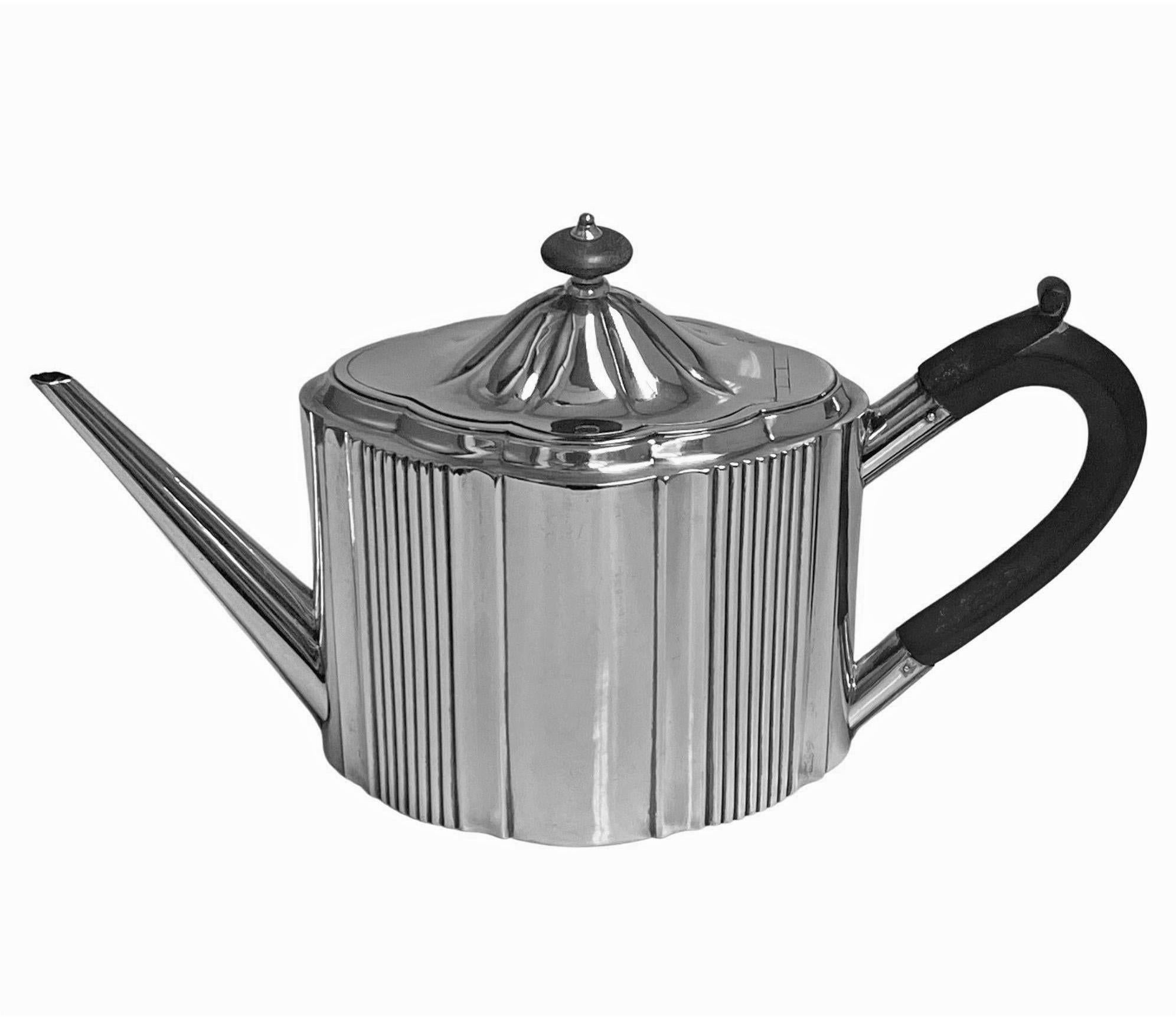 Georgian Silver Teapot London 1794 Robert Hennell In Good Condition In Toronto, Ontario