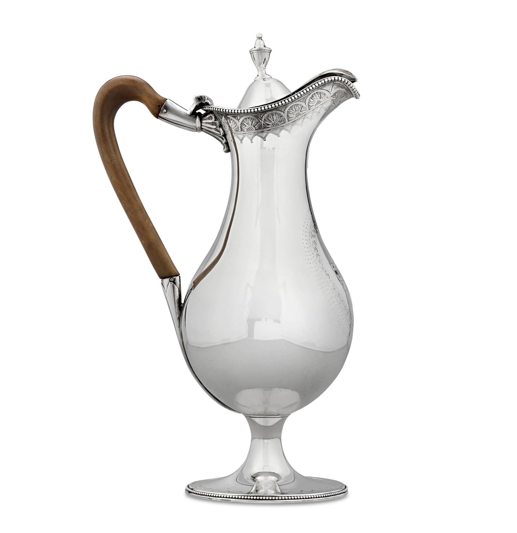 Aiguière à vin en argent
Hester Bateman
Marqué 1785 avec la marque standard anglaise

Incarnation d'une beauté et d'une habileté indéniables, cette rare aiguière à vin géorgienne en argent a été fabriquée par Hester Bateman, la plus célèbre des