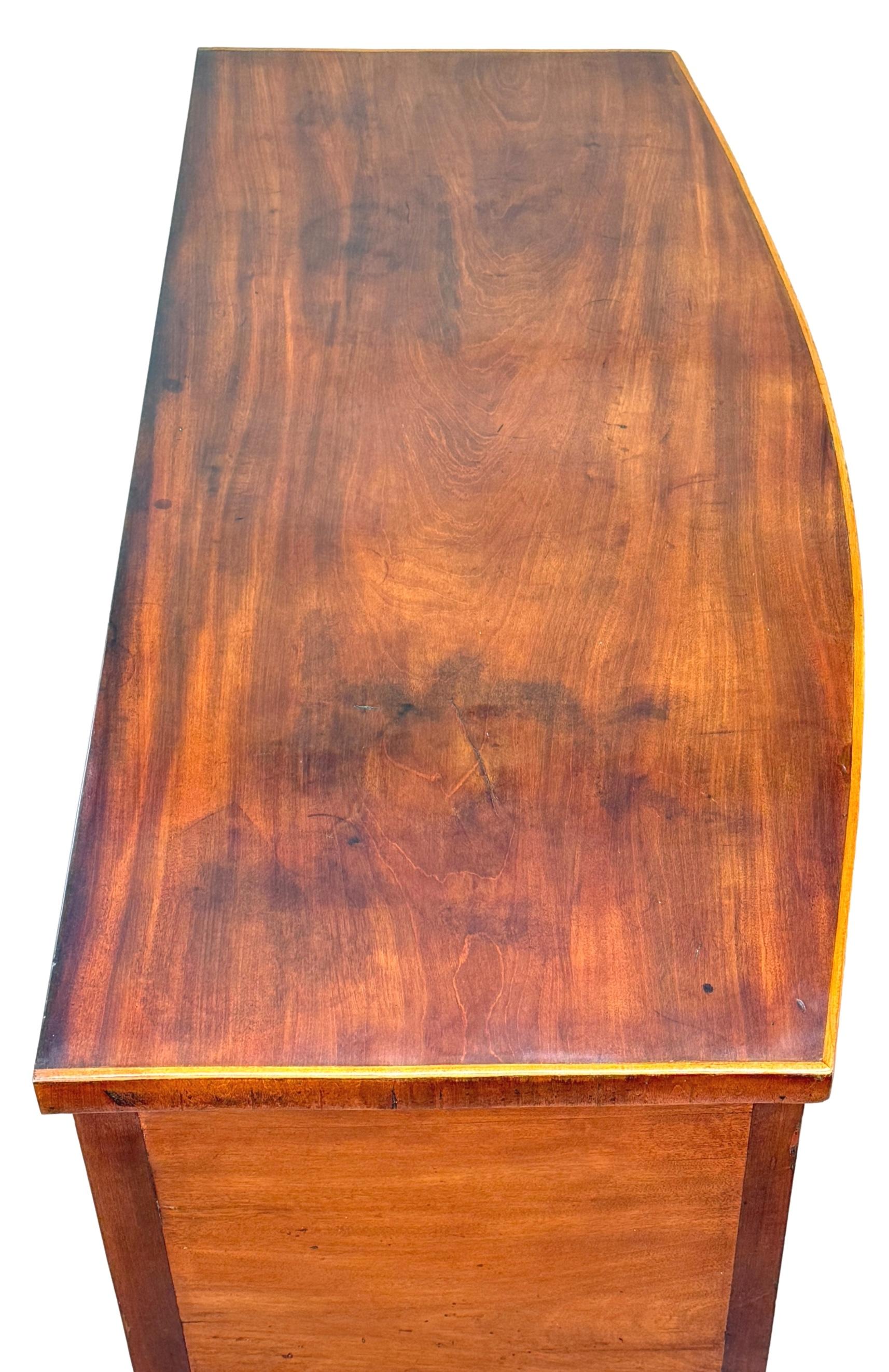 Georgian Small 18th Century Mahogany Bowfront Sideboard Georgiano en venta