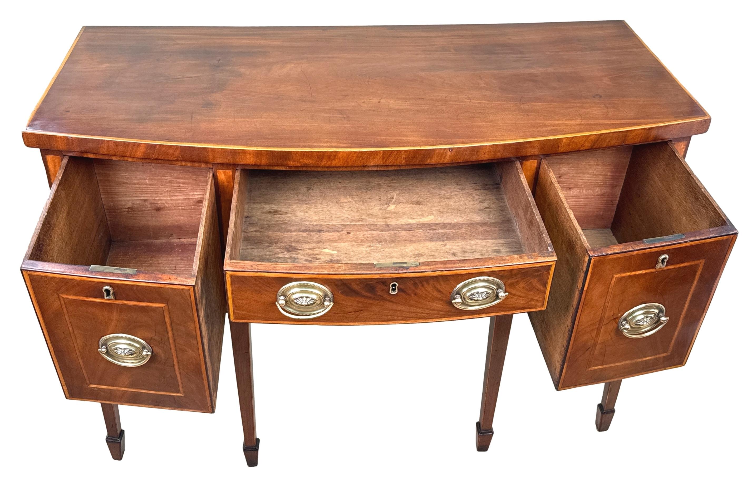Georgian Small 18th Century Mahogany Bowfront Sideboard Inglés en venta