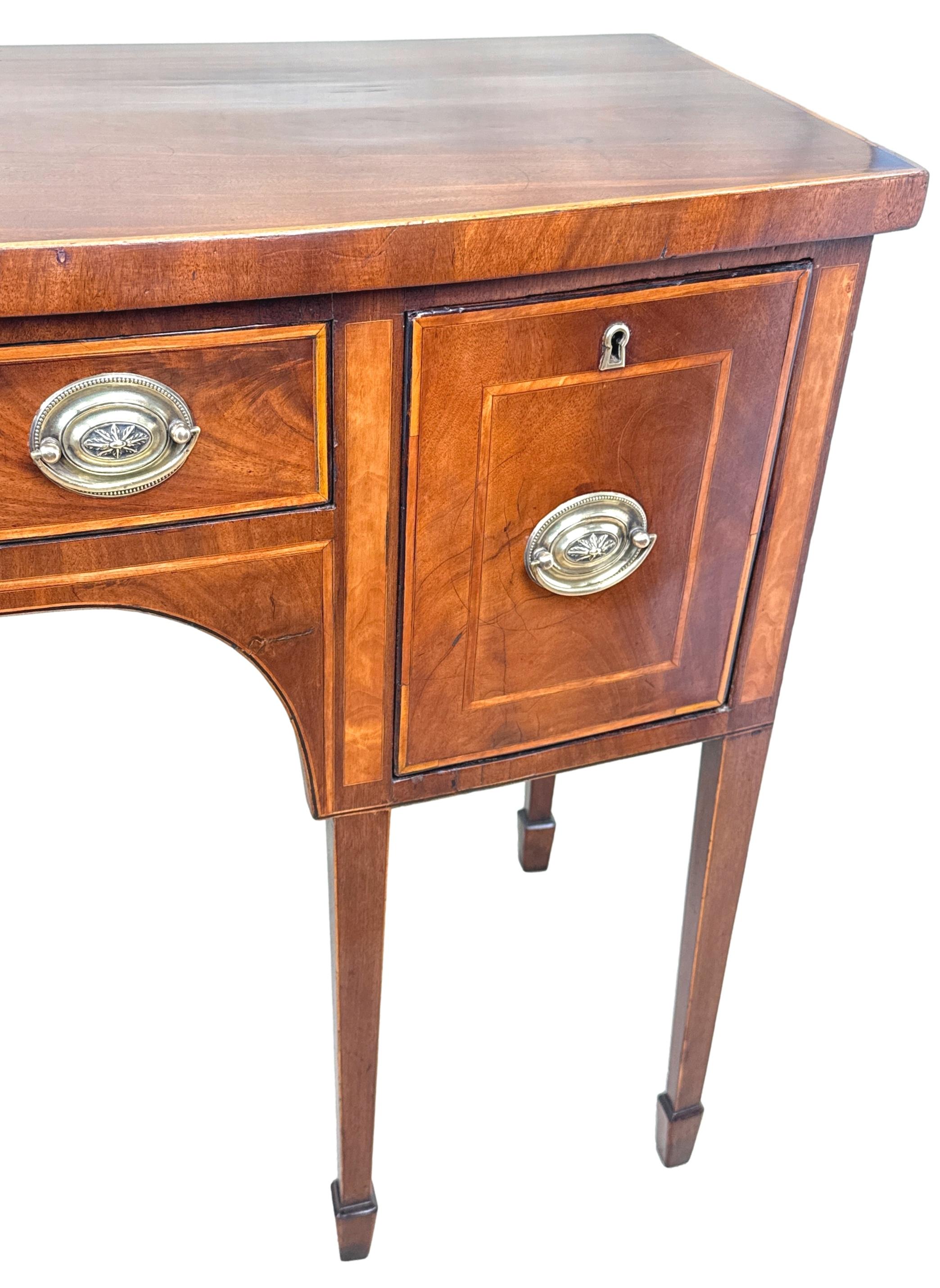 Georgian Small 18th Century Mahogany Bowfront Sideboard en Bueno estado para la venta en Bedfordshire, GB