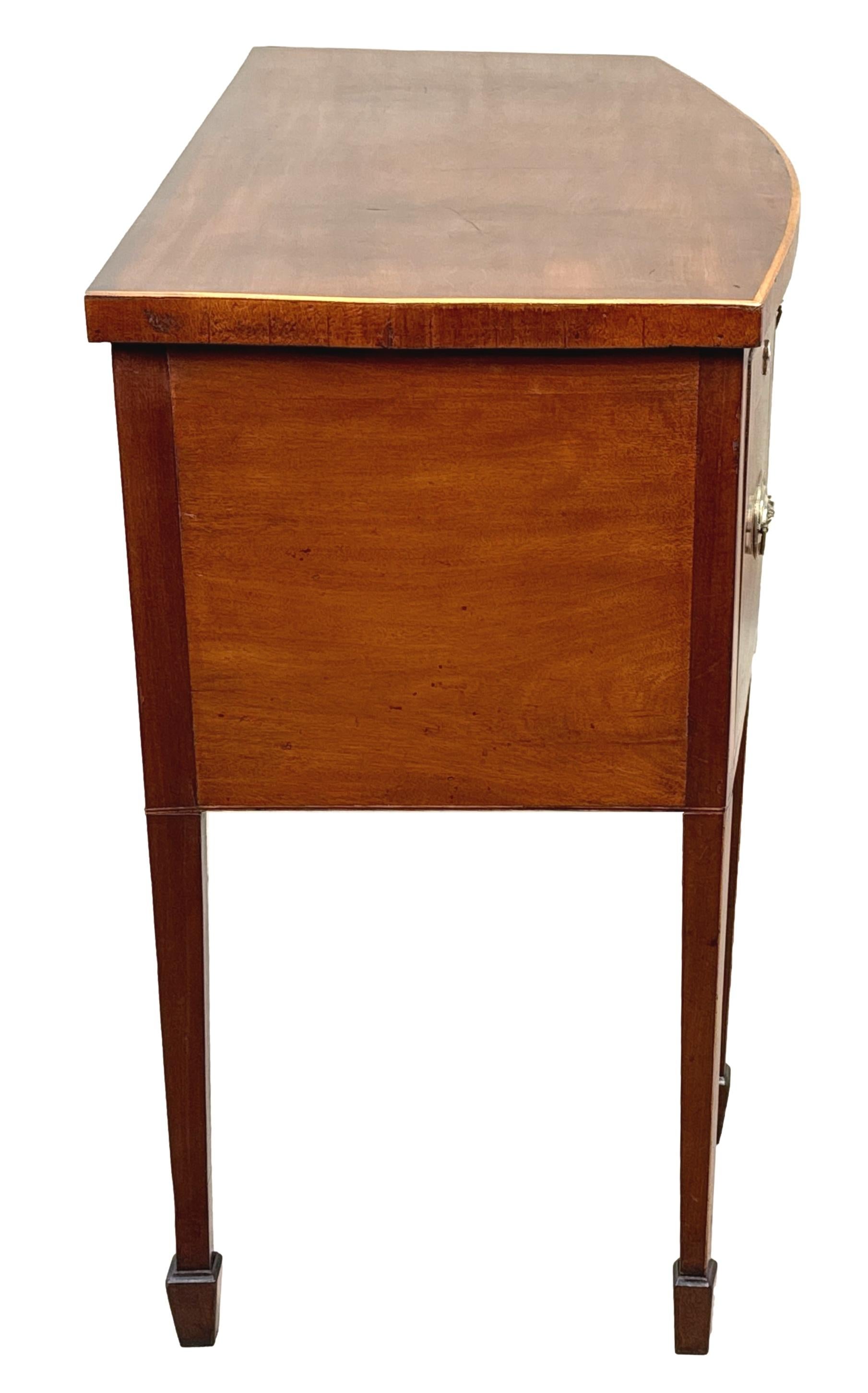 Georgian Small 18th Century Mahogany Bowfront Sideboard siglo XVIII en venta