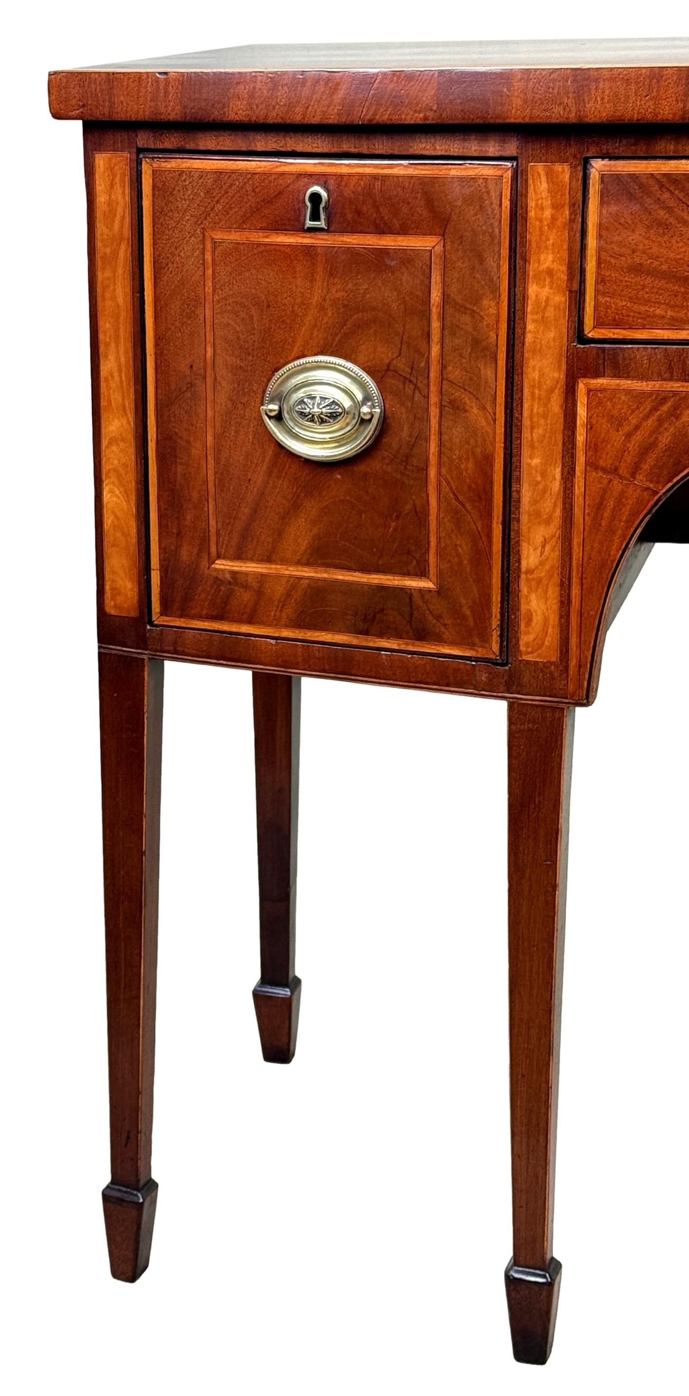 Georgian Small 18th Century Mahogany Bowfront Sideboard Caoba en venta