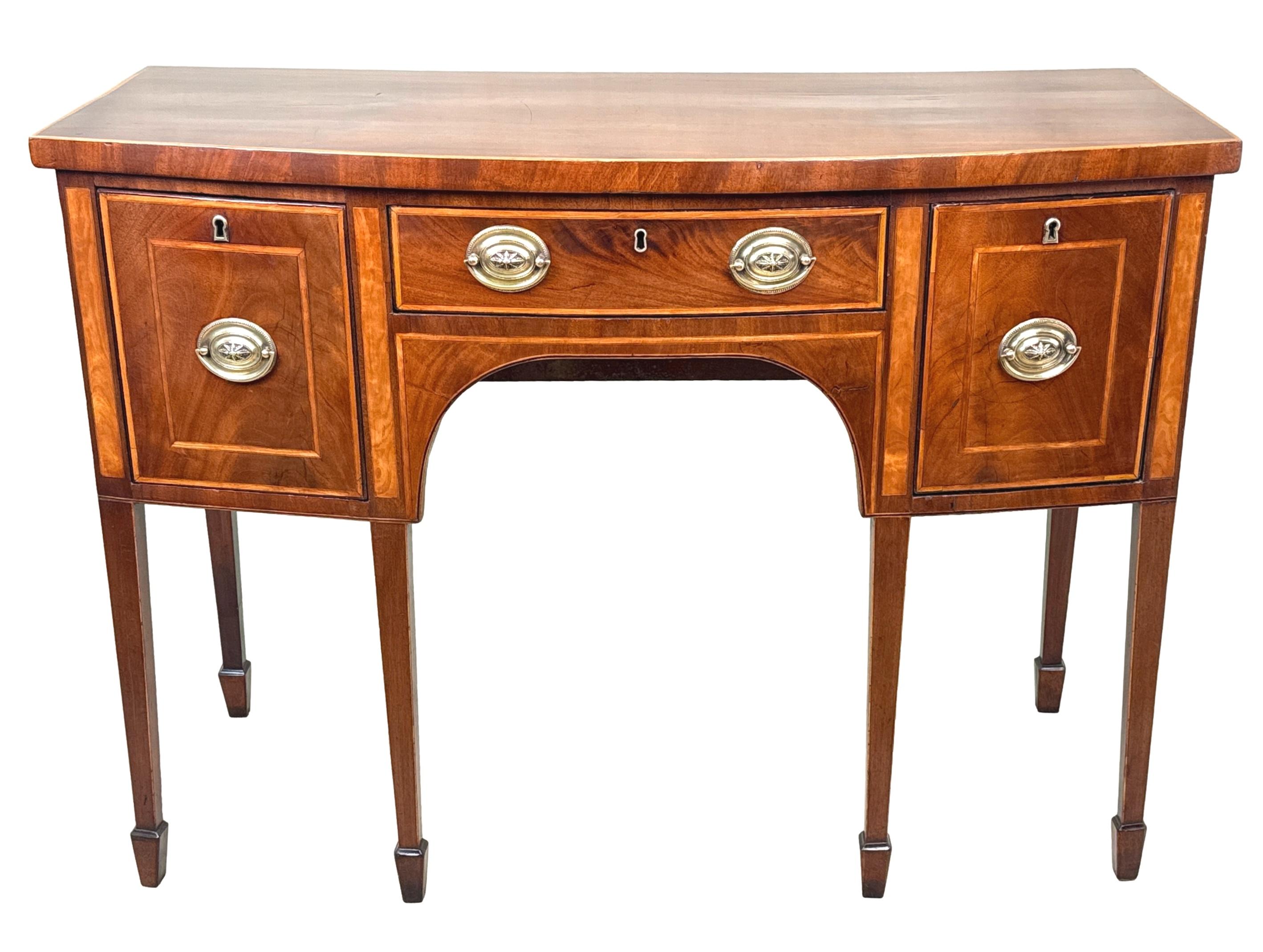 Georgian Small 18th Century Mahogany Bowfront Sideboard en venta 2