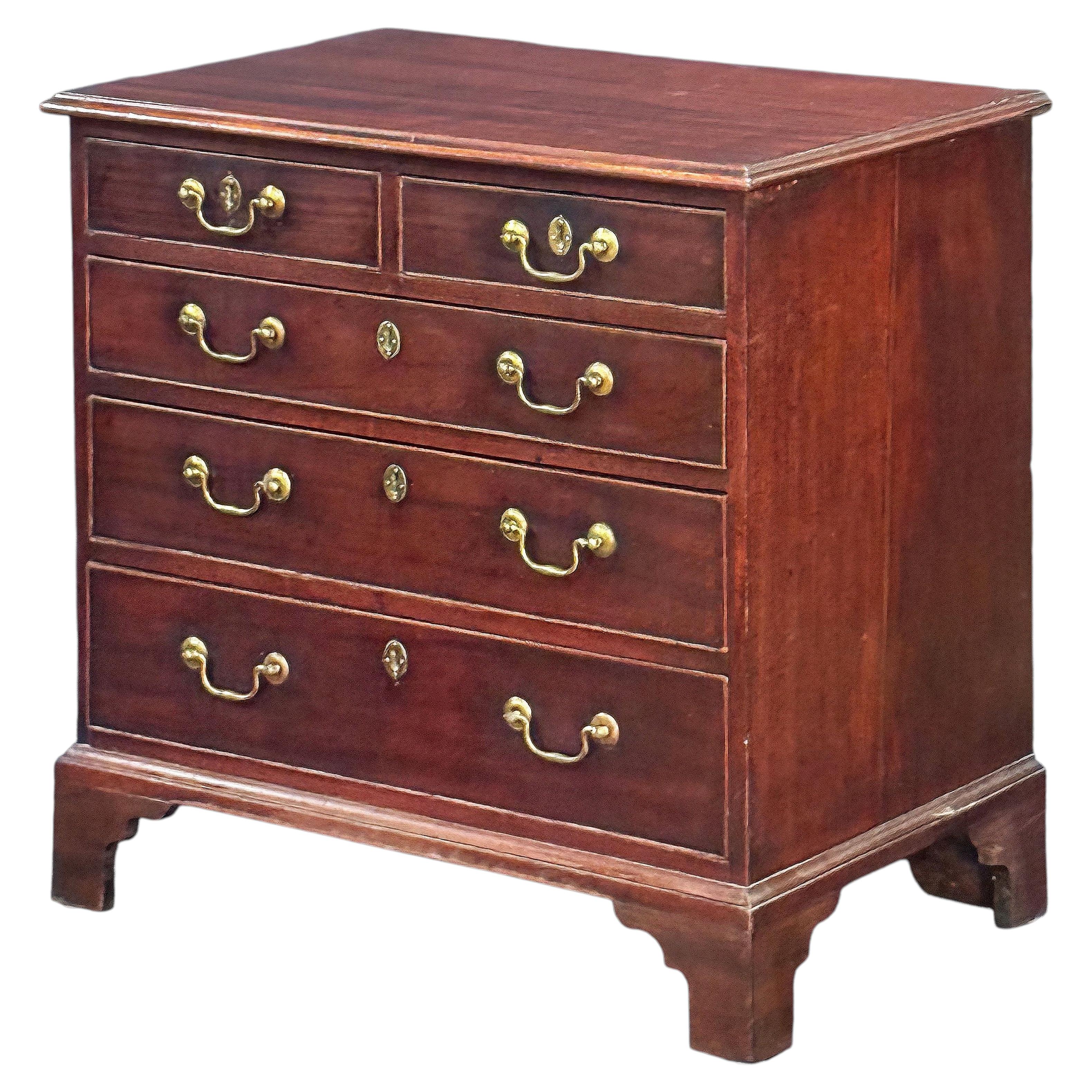 Petite commode géorgienne en acajou sur pieds à consoles