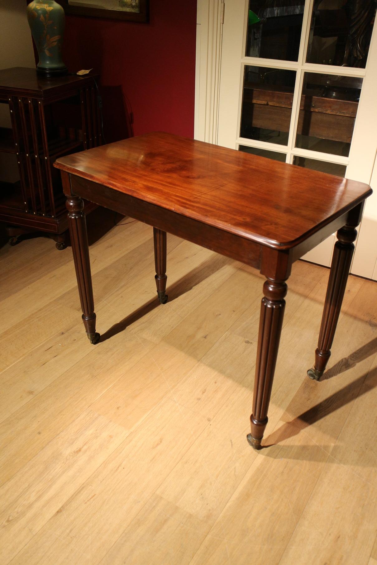 Georgian Small Mahogany Writing Table with One Drawer 1
