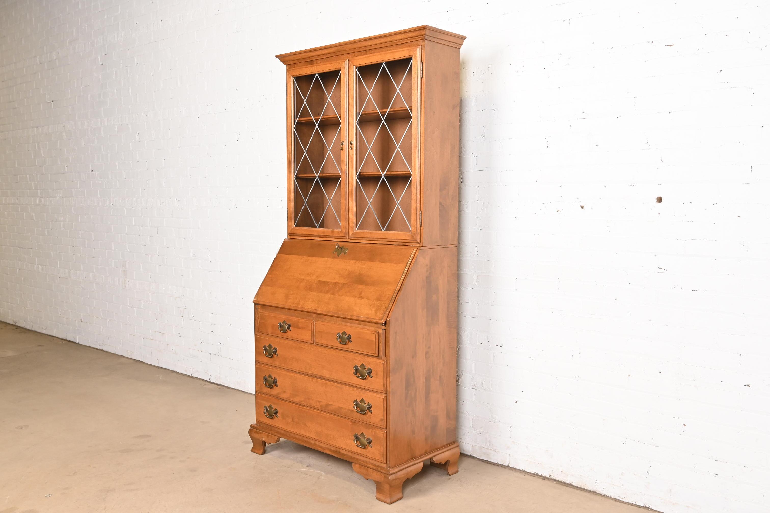Precioso buró de estilo georgiano, chippendale o americano temprano con escritorio de secretaria de frente abatible y tapa de conejera con librería

EE.UU., alrededor de 1970

Precioso abedul macizo tallado, con herrajes originales de latón y