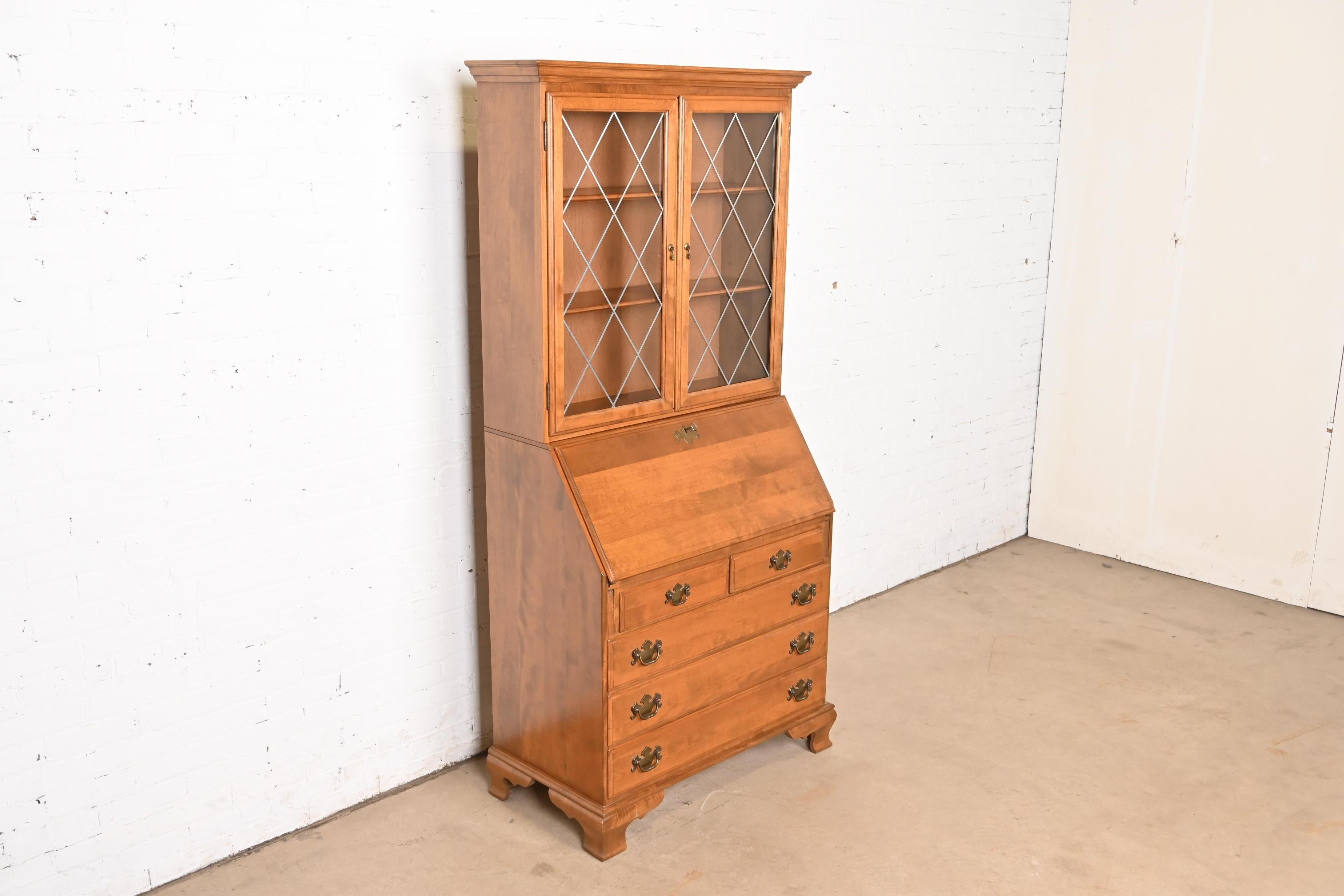 Escritorio georgiano de abedul macizo con frente abatible y estantería con cajonera en Bueno estado para la venta en South Bend, IN
