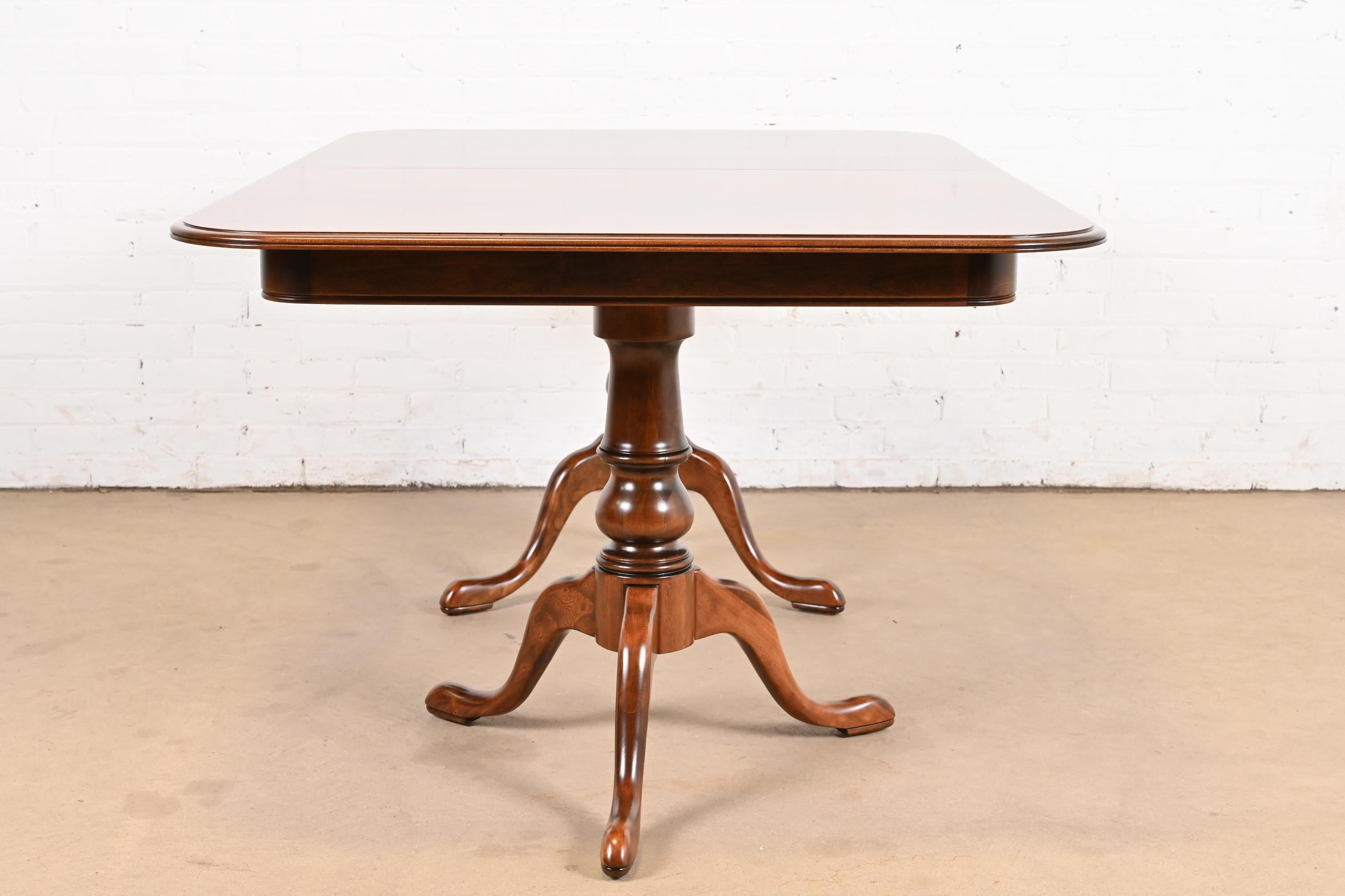 Table de salle à manger géorgienne à double piédestal et rallonge en merisier massif, revernie en vente 4