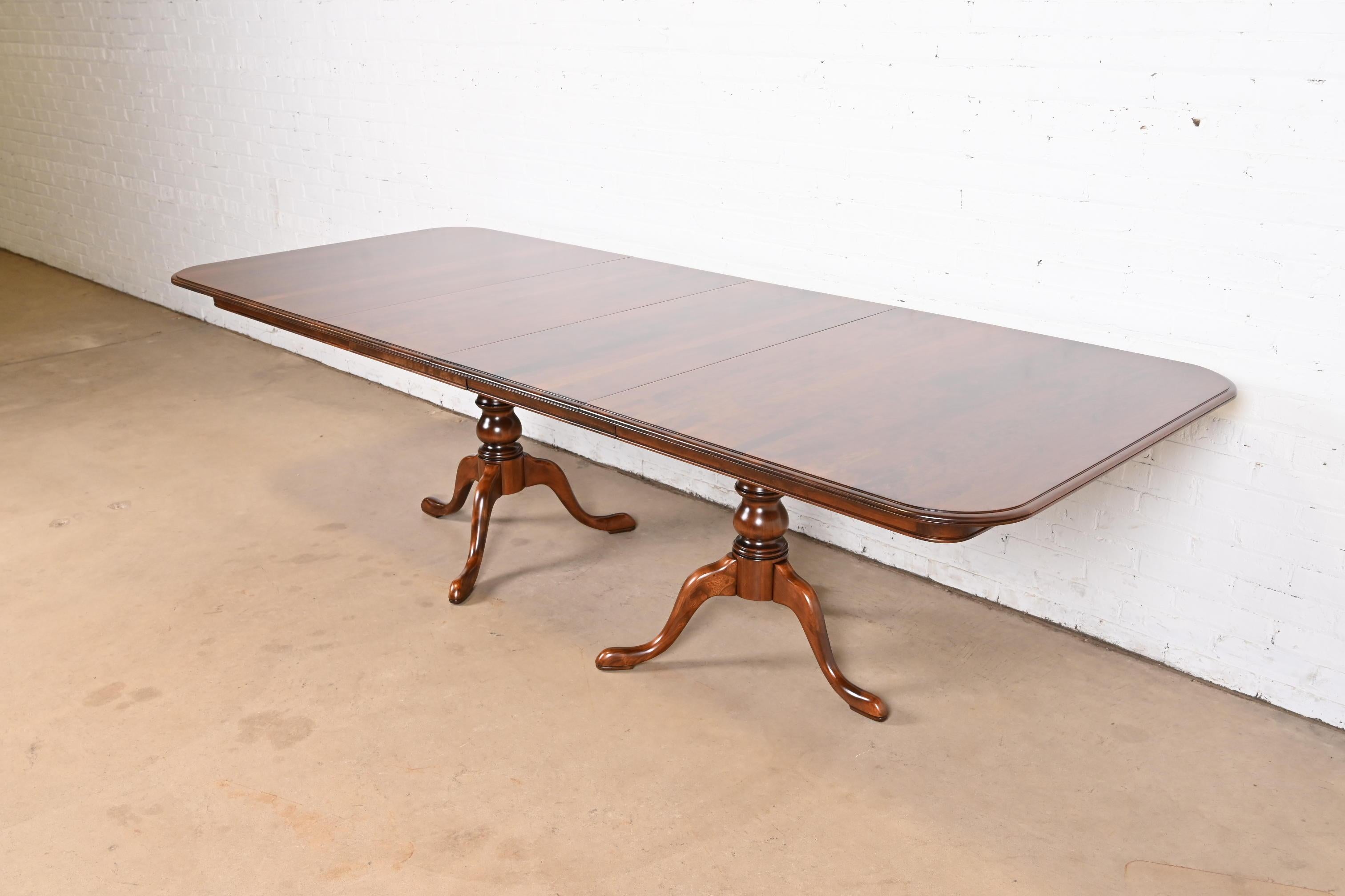 Exceptionnelle table de salle à manger à double piédestal en merisier massif de style Georgien, Chippendale ou Queen Anne.

États-Unis, fin du 20e siècle

Dimensions : 65,75 