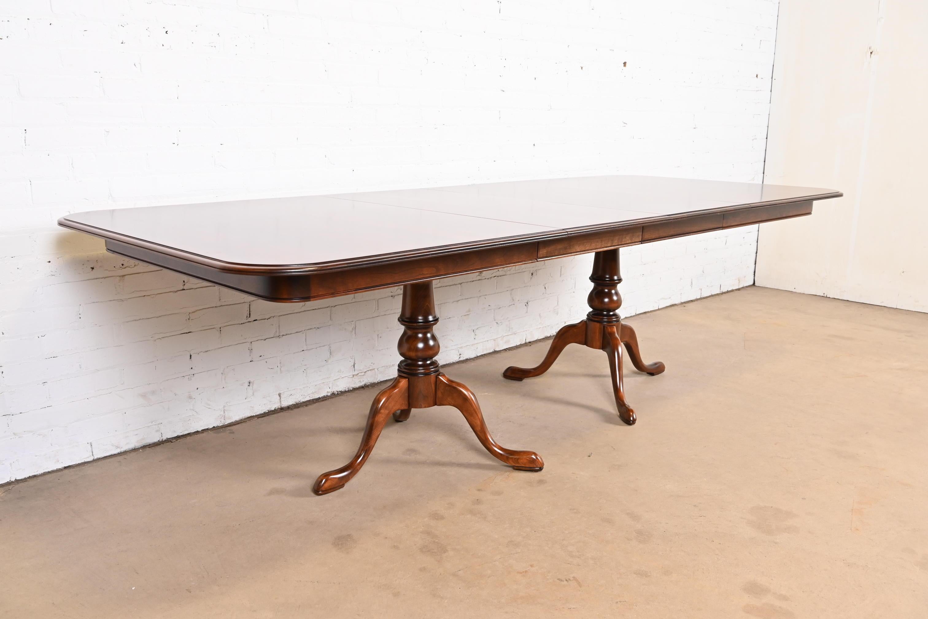 Georgien Table de salle à manger géorgienne à double piédestal et rallonge en merisier massif, revernie en vente