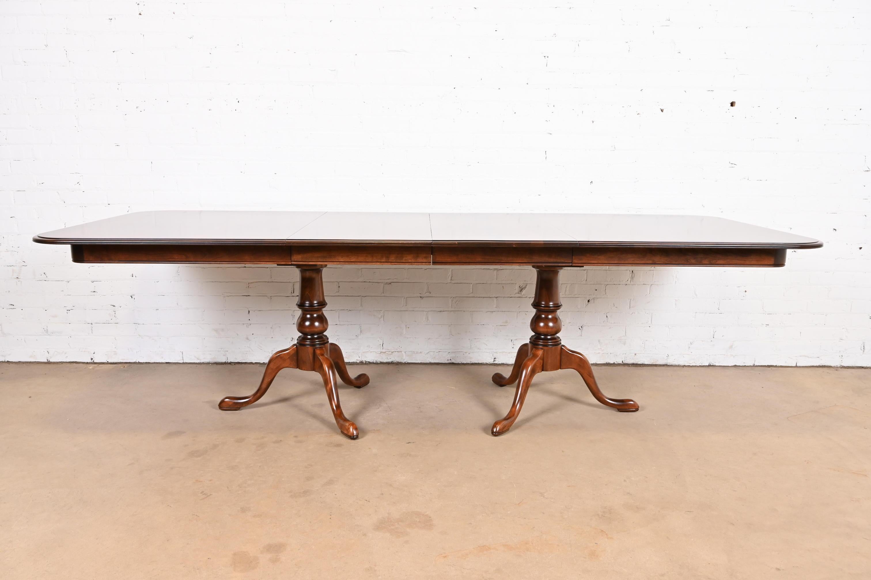 Américain Table de salle à manger géorgienne à double piédestal et rallonge en merisier massif, revernie en vente