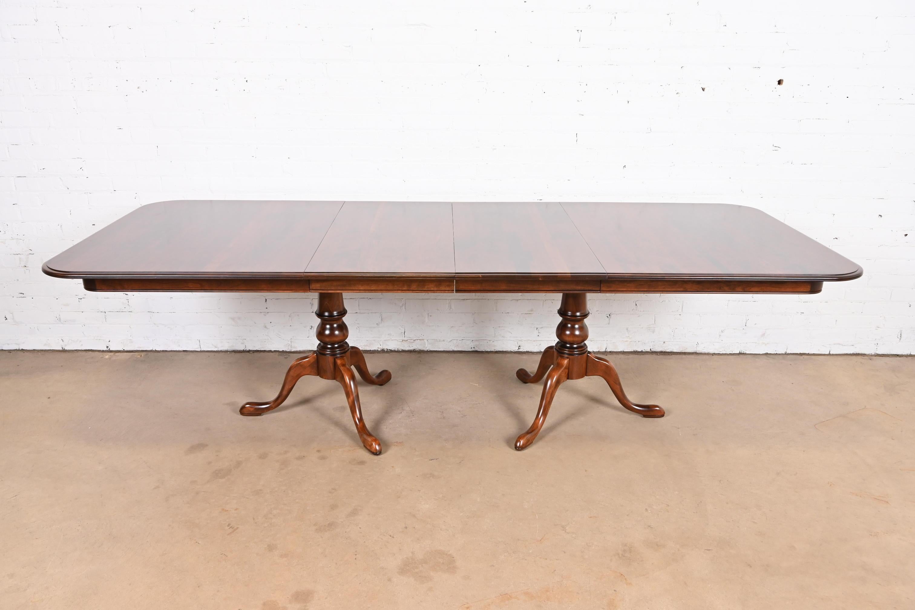 Table de salle à manger géorgienne à double piédestal et rallonge en merisier massif, revernie Bon état - En vente à South Bend, IN
