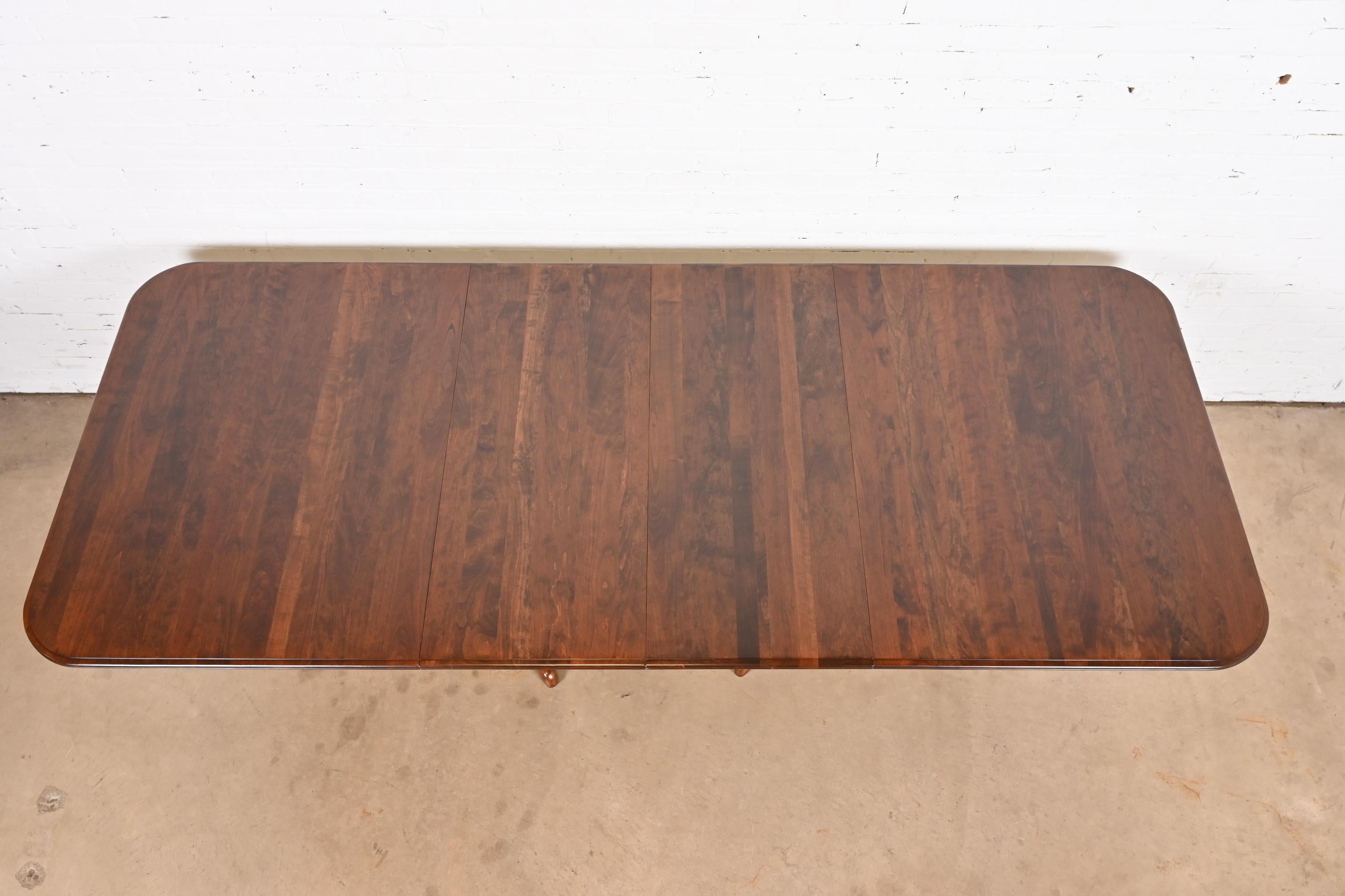 20ième siècle Table de salle à manger géorgienne à double piédestal et rallonge en merisier massif, revernie en vente