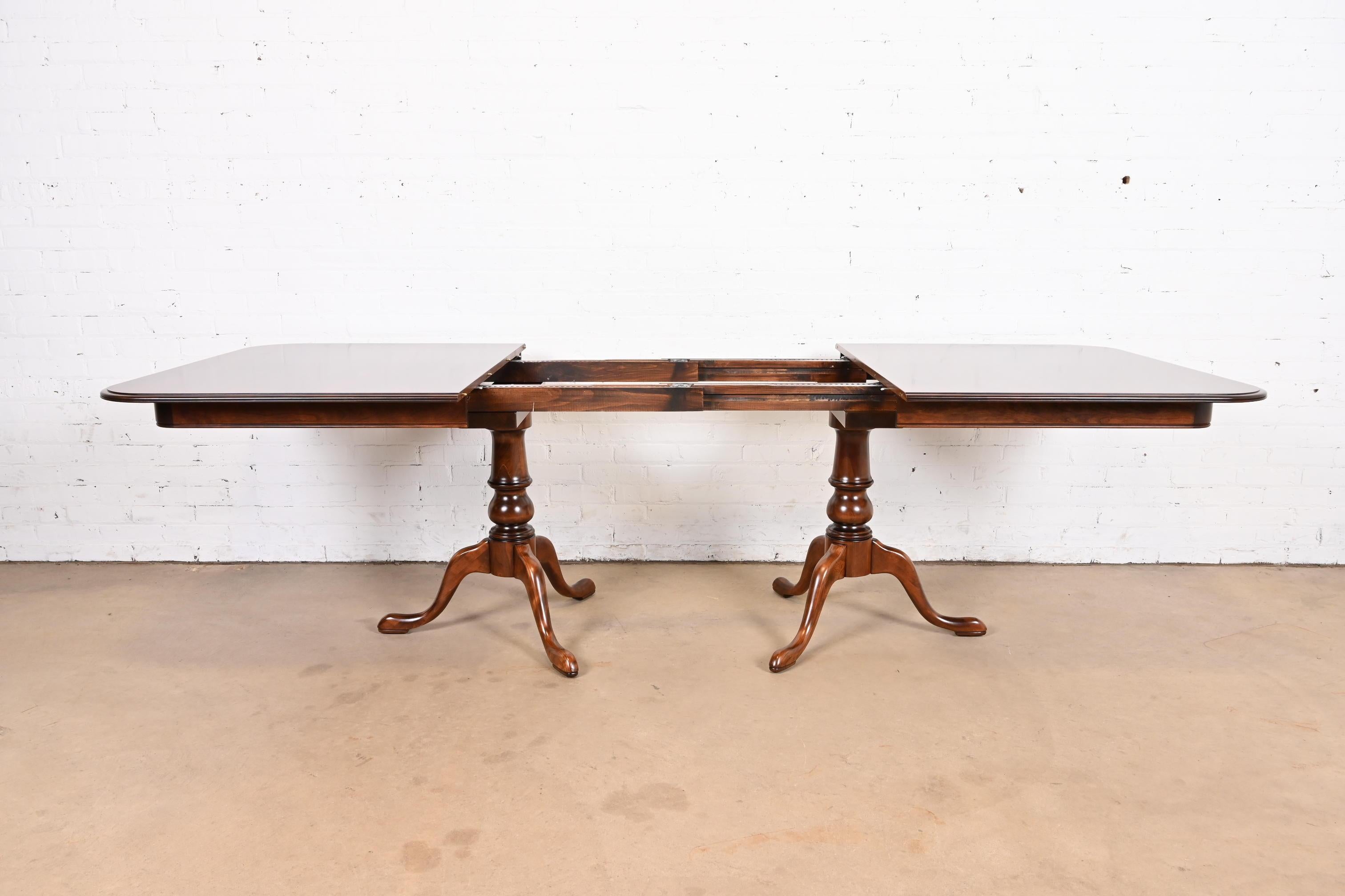 Cerise Table de salle à manger géorgienne à double piédestal et rallonge en merisier massif, revernie en vente