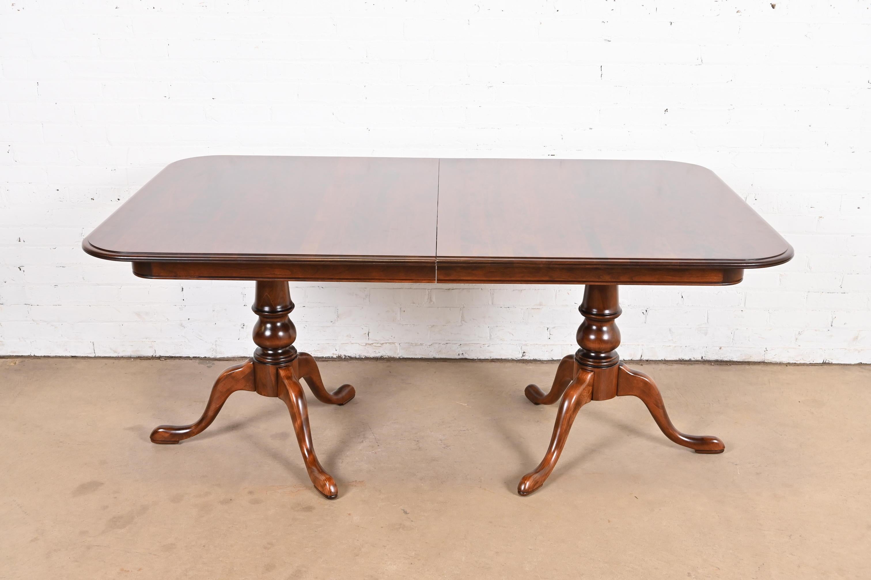 Table de salle à manger géorgienne à double piédestal et rallonge en merisier massif, revernie en vente 1