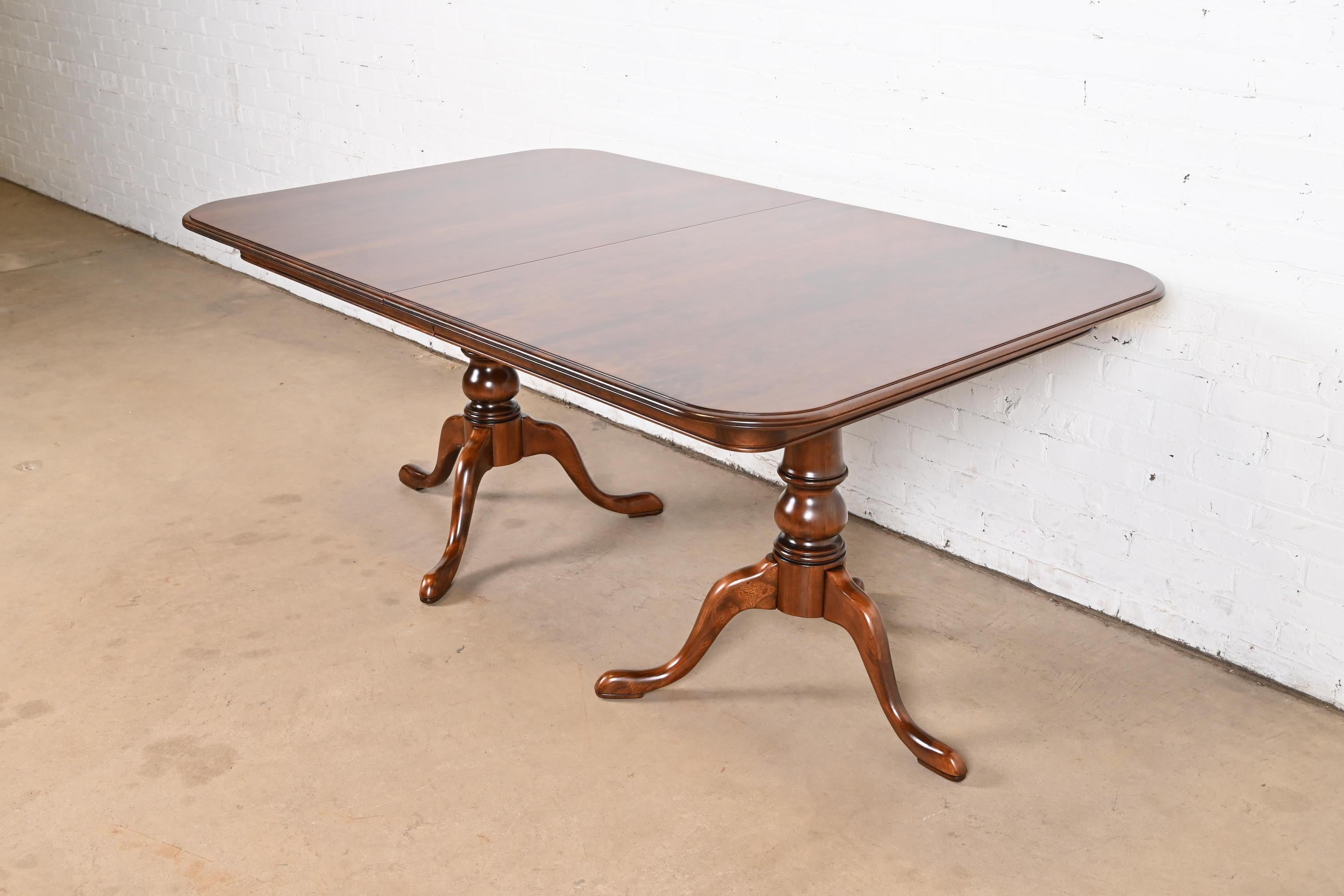 Table de salle à manger géorgienne à double piédestal et rallonge en merisier massif, revernie en vente 2