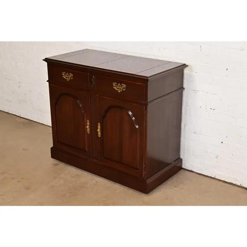 Georgian Solid Cherry Wood Flip Top Buffet Server or Bar Cabinet In Good Condition For Sale In South Bend, IN