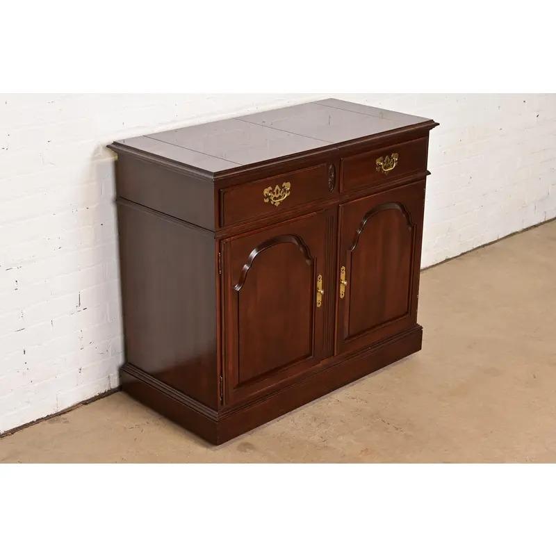 Late 20th Century Georgian Solid Cherry Wood Flip Top Buffet Server or Bar Cabinet For Sale