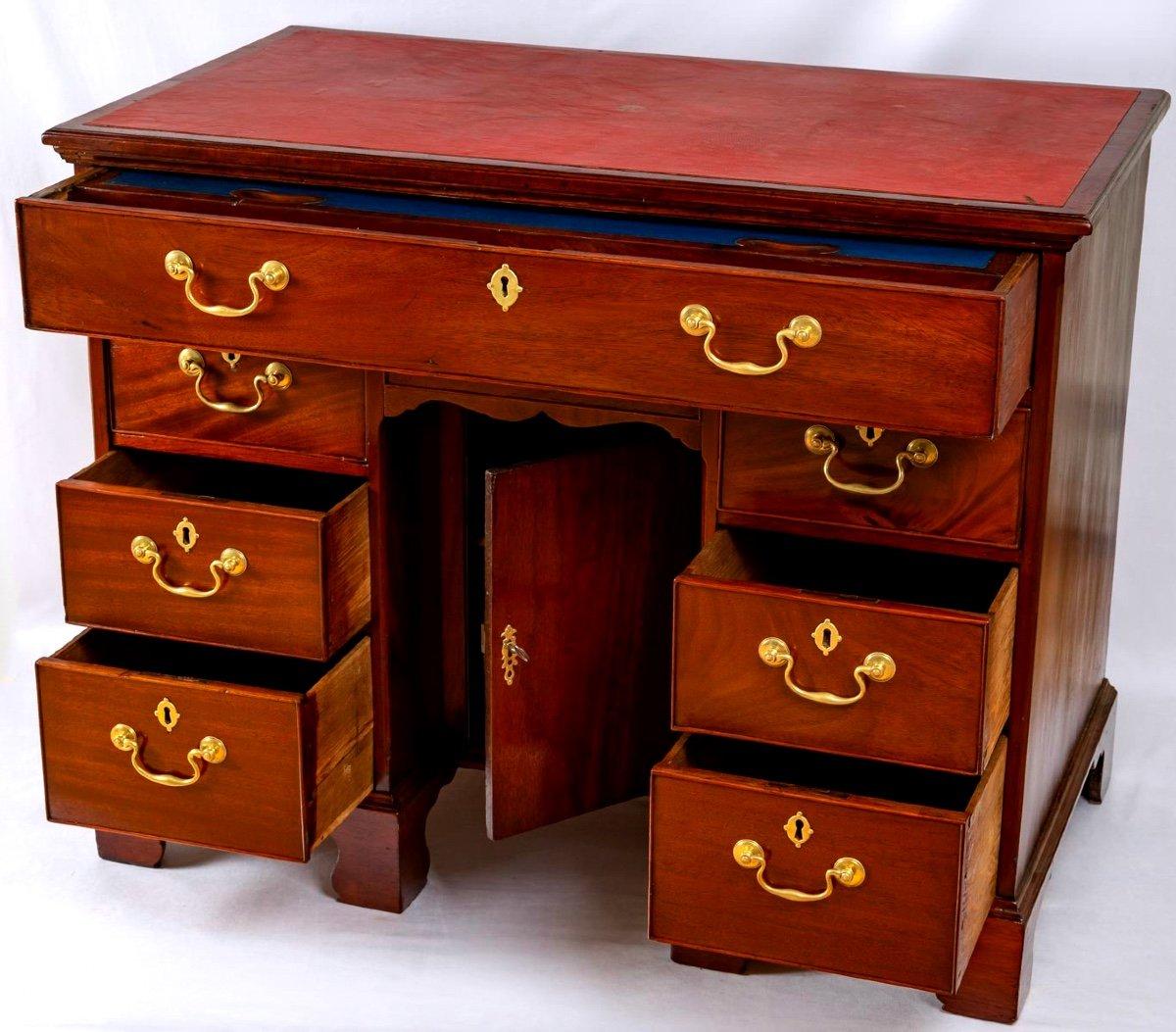 Georgian Solid Mahogany Desk Says Knee, Late 18th Century For Sale 2