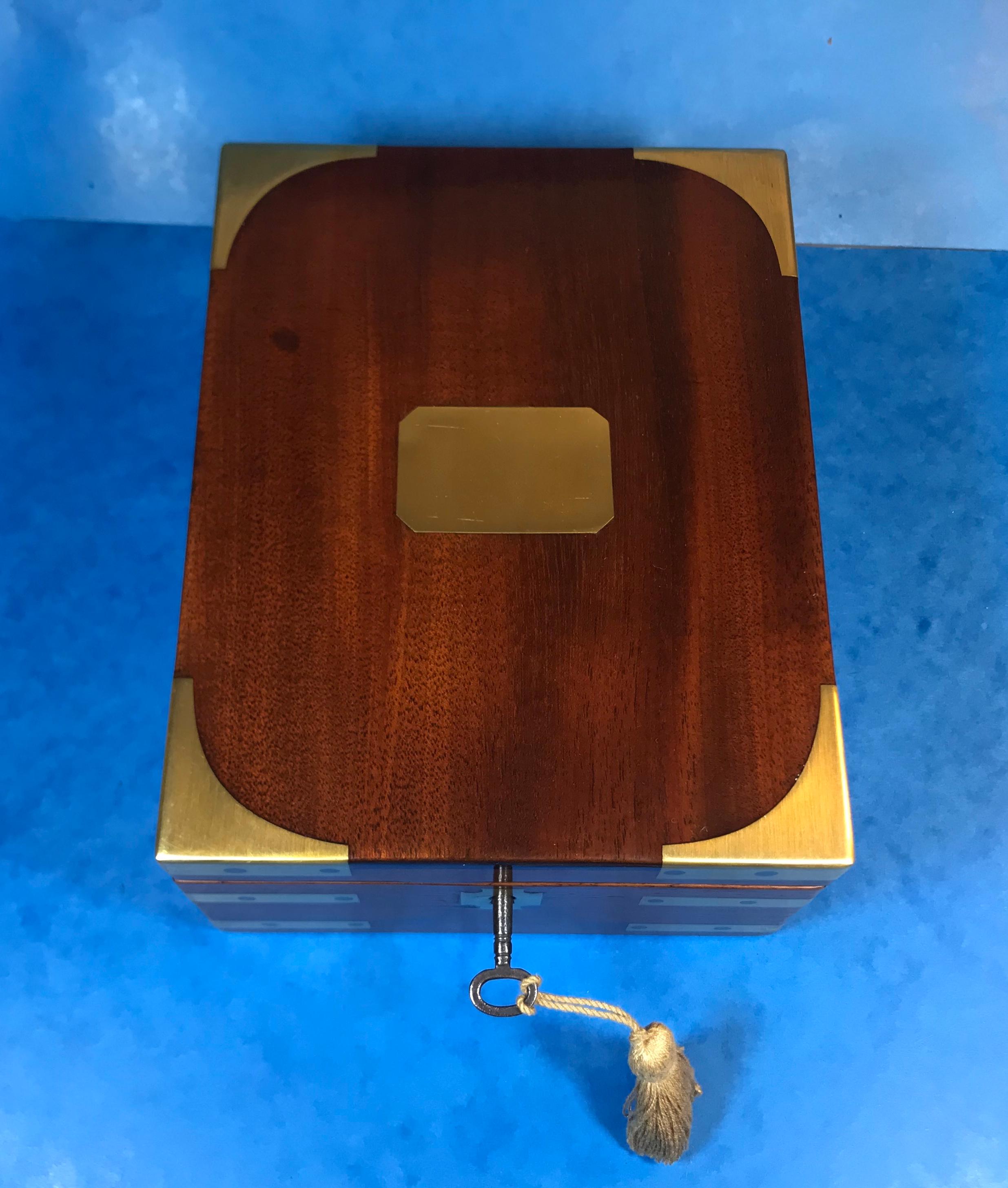 Georgian Solid Mahogany Miniature Campaign Box In Good Condition In Windsor, Berkshire
