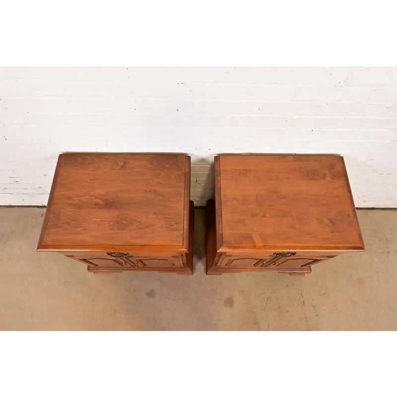 Paire de tables de nuit Georgian en érable massif en vente 5