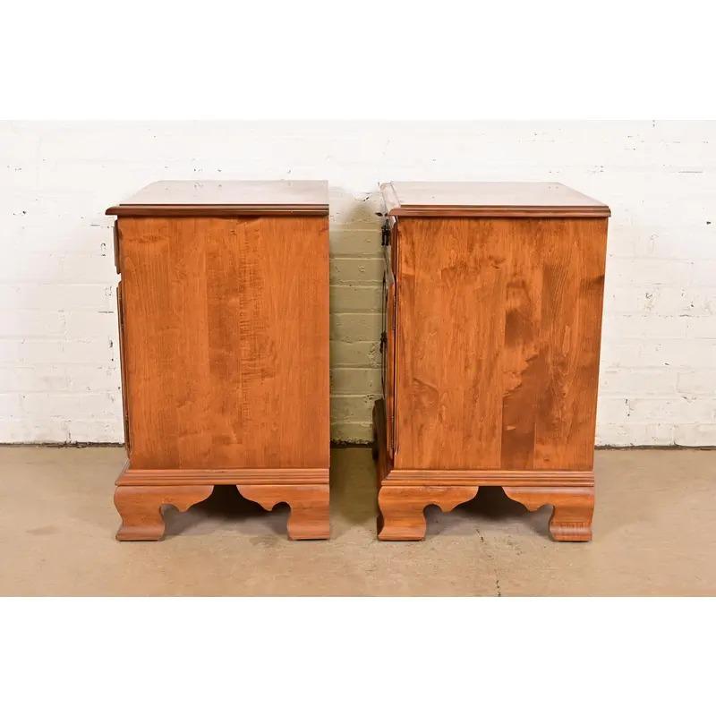 Paire de tables de nuit Georgian en érable massif en vente 6