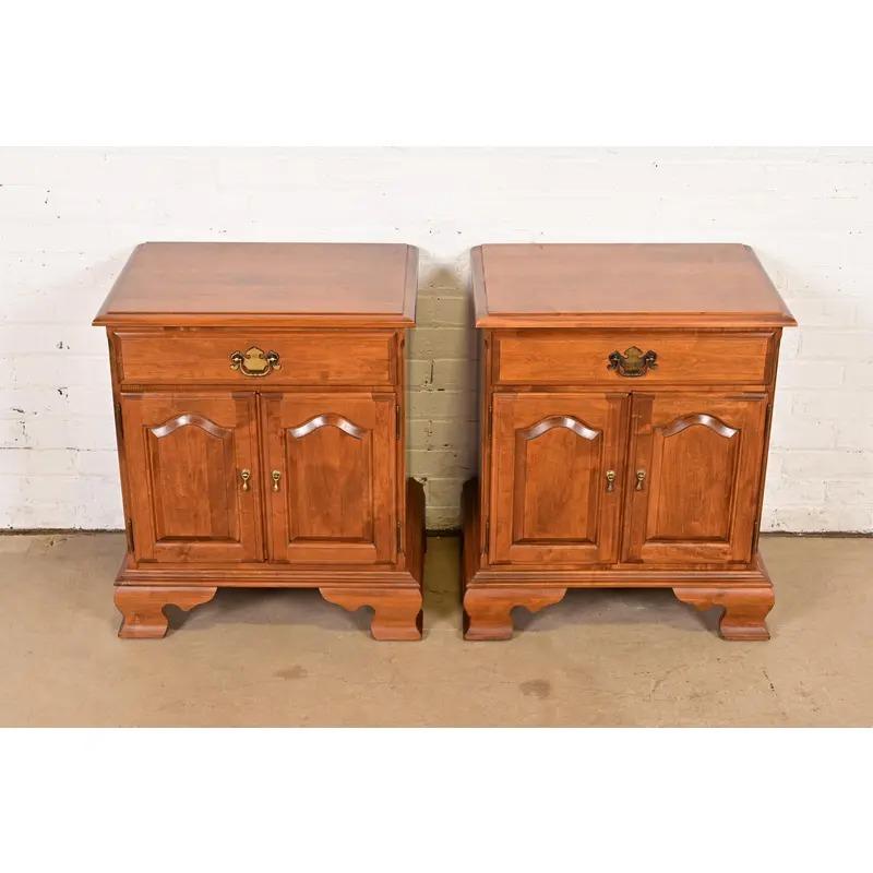 Georgien Paire de tables de nuit Georgian en érable massif en vente