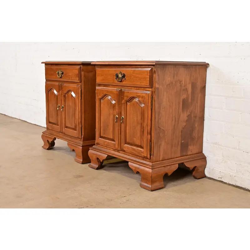 Américain Paire de tables de nuit Georgian en érable massif en vente