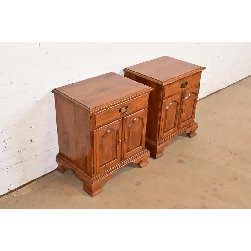 Paire de tables de nuit Georgian en érable massif Bon état - En vente à South Bend, IN