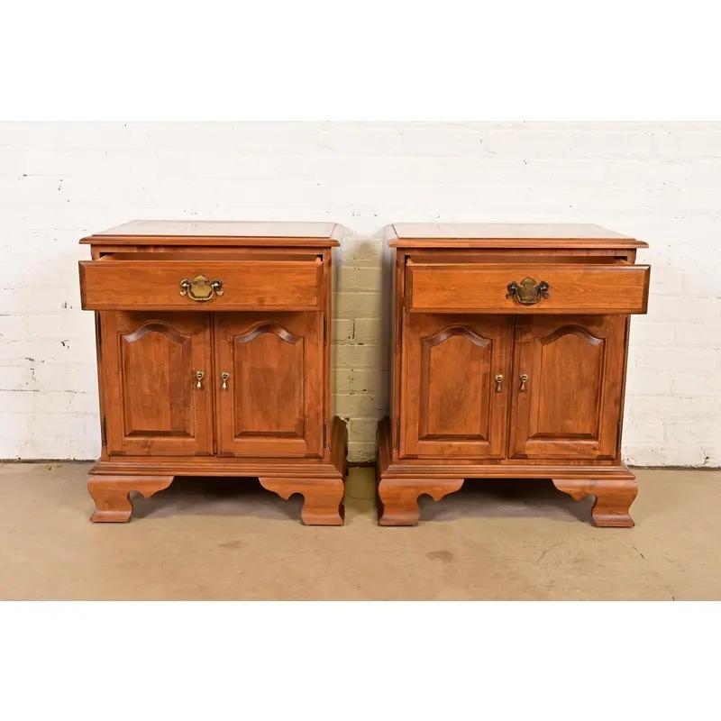 20ième siècle Paire de tables de nuit Georgian en érable massif en vente