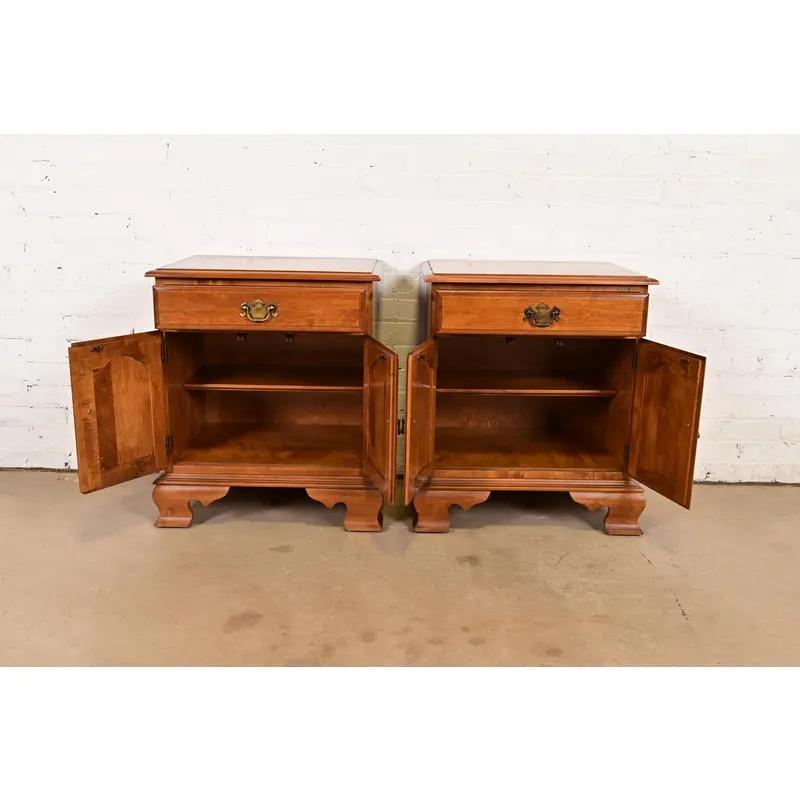 Laiton Paire de tables de nuit Georgian en érable massif en vente