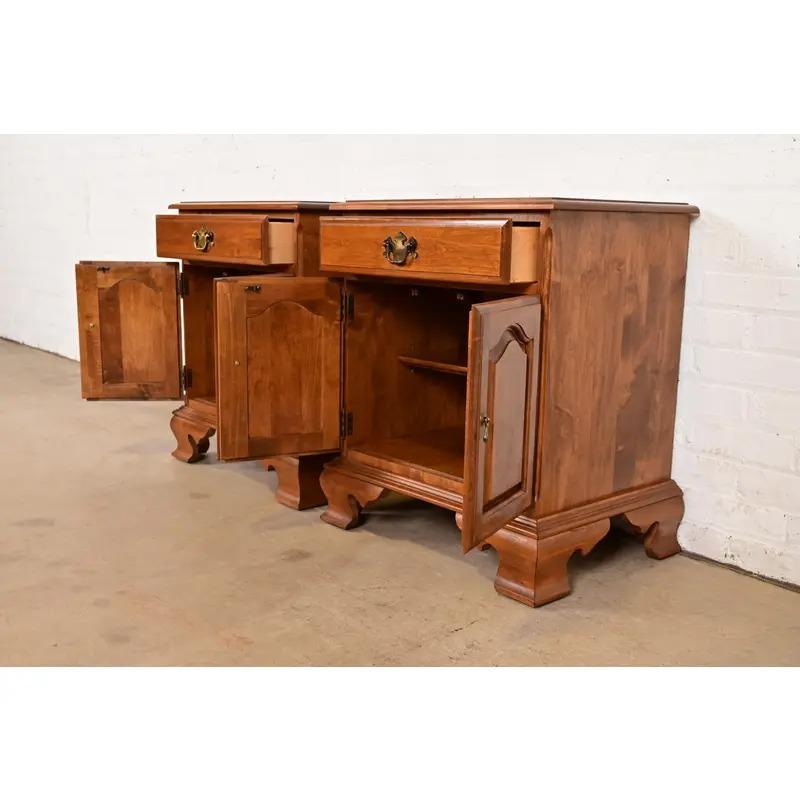 Paire de tables de nuit Georgian en érable massif en vente 1