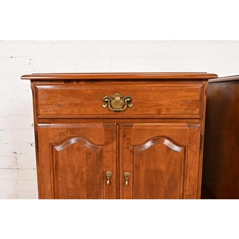 Paire de tables de nuit Georgian en érable massif en vente 2