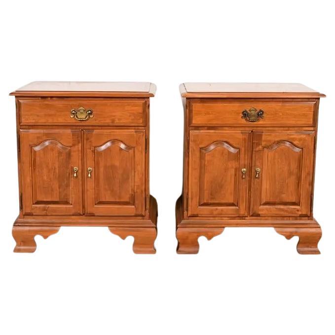 Paire de tables de nuit Georgian en érable massif en vente