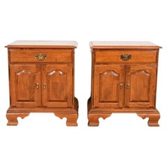 Paire de tables de nuit Georgian en érable massif