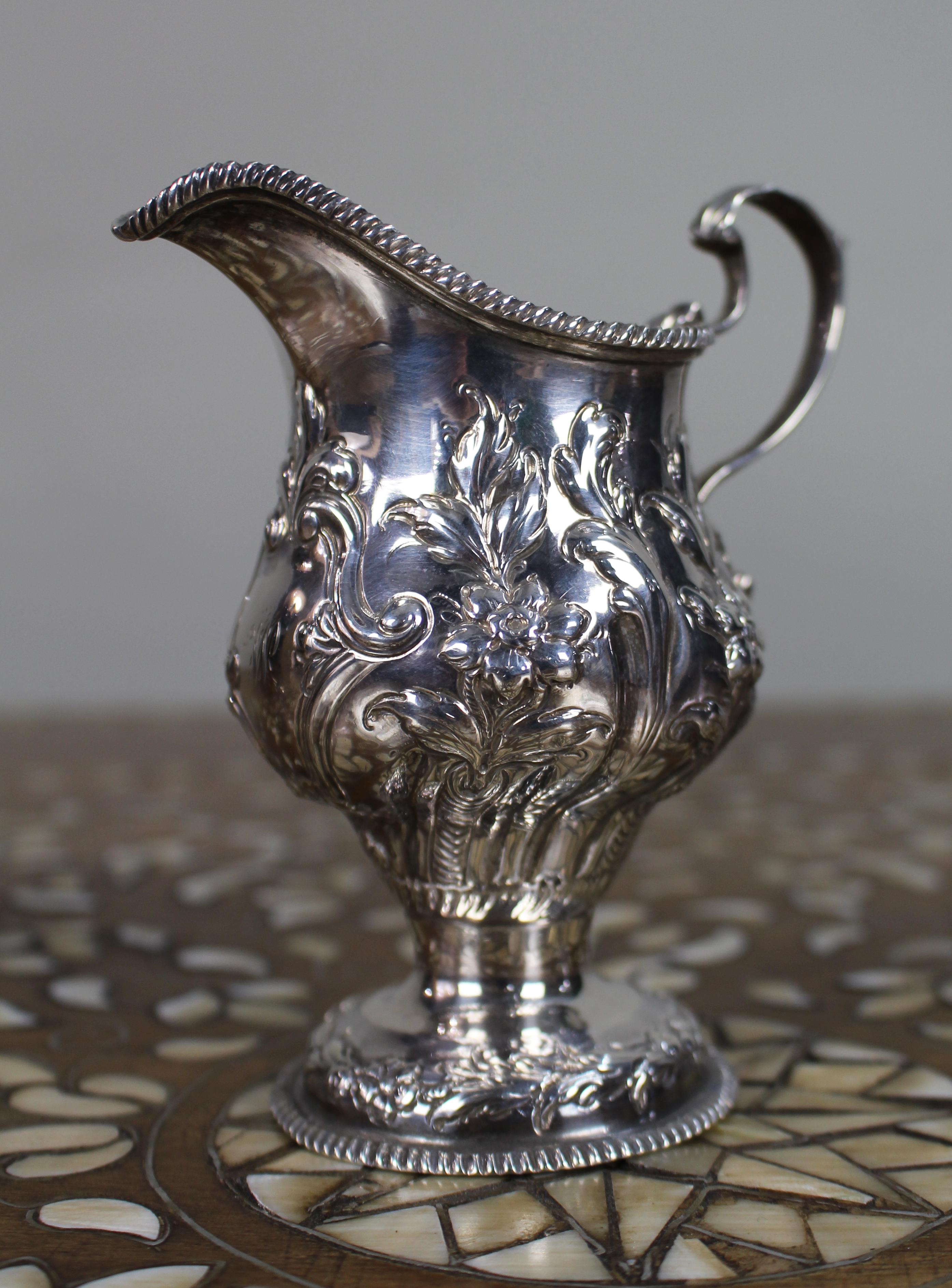 Georgian Solid Silver Cream Ewer – London 1759 In Good Condition For Sale In Worcester, GB
