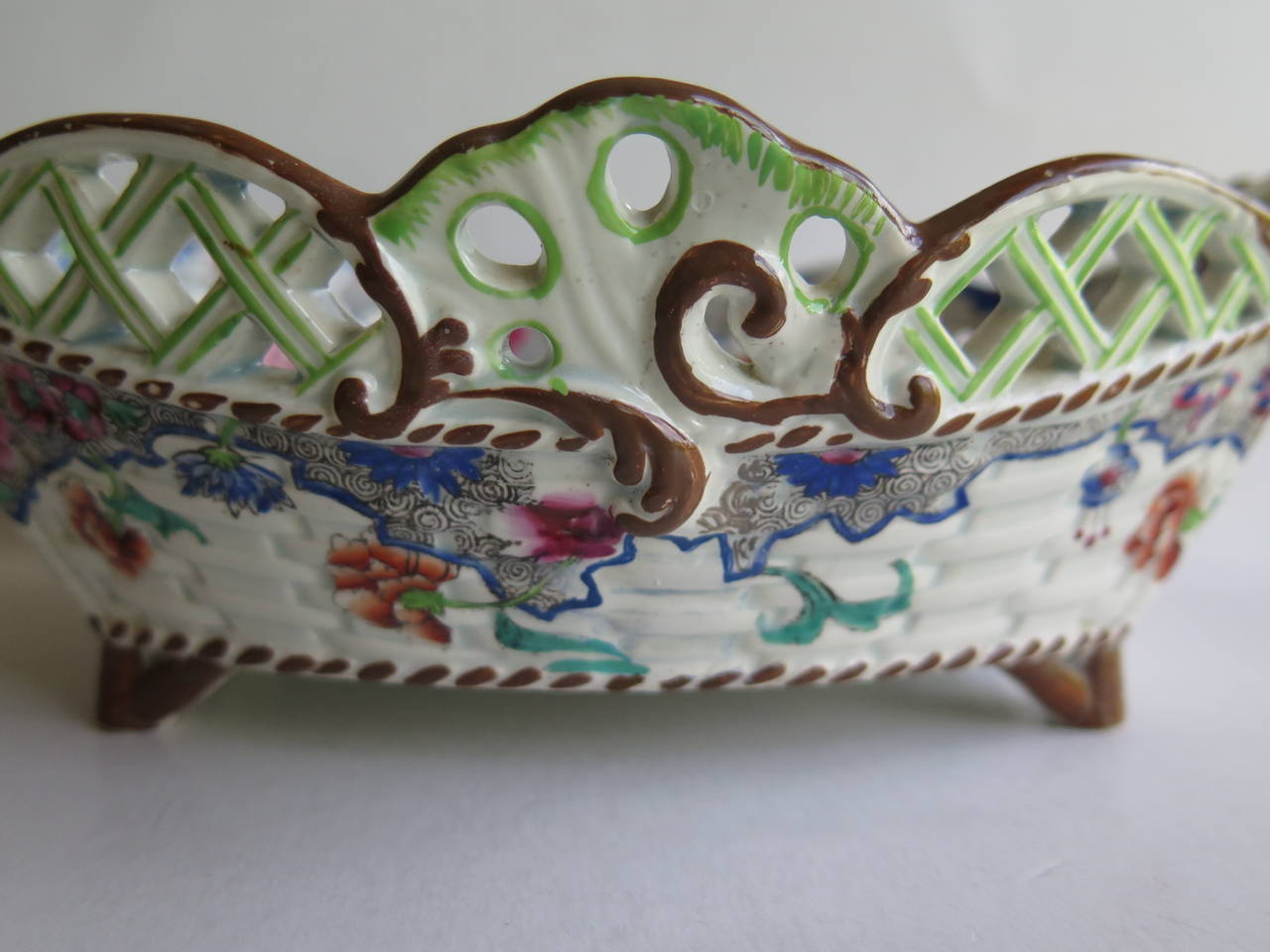 Hand-Painted Early Spode Creamware pottery Pierced Chestnut Basket,  English circa 1825 For Sale