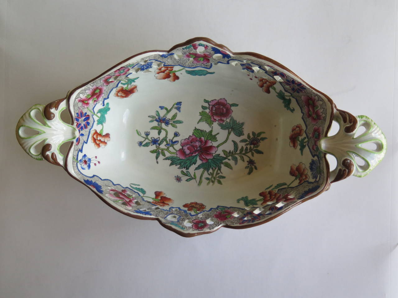Frühe Spode Creamware Keramik durchbohrt Chestnut Korb,  Englisch um 1825 (Wedgwoodware) im Angebot
