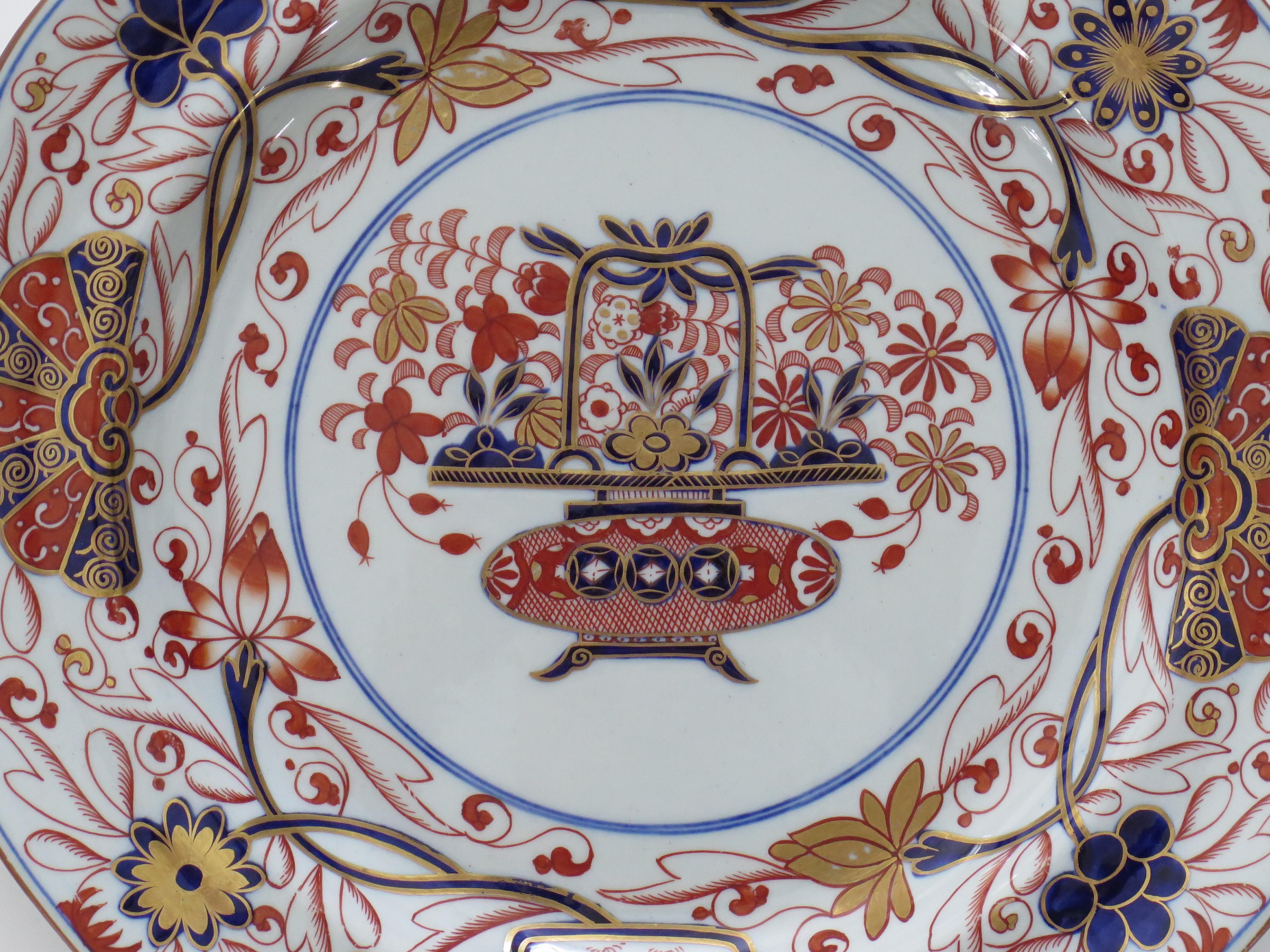 Il s'agit d'une très belle assiette à dîner peinte à la main, produite par l'usine Spode à la fin de la période géorgienne, vers 1820.

Il s'agit du modèle numéro 2283, la décoration chinoise étant soigneusement et magnifiquement peinte à la main