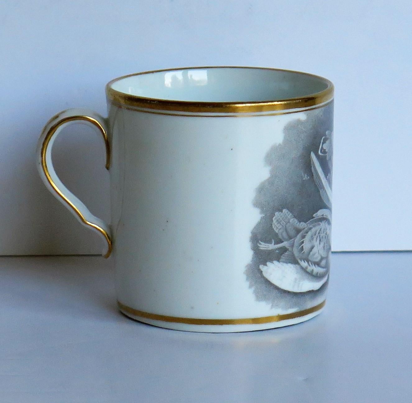 Il s'agit d'un très bon exemple de boîte à café en porcelaine d'époque George III, fabriquée par Spode, en Angleterre, au début du XIXe siècle, vers 1810.

La canette est nominalement droite et possède la poignée en boucle de Spode avec un coup de